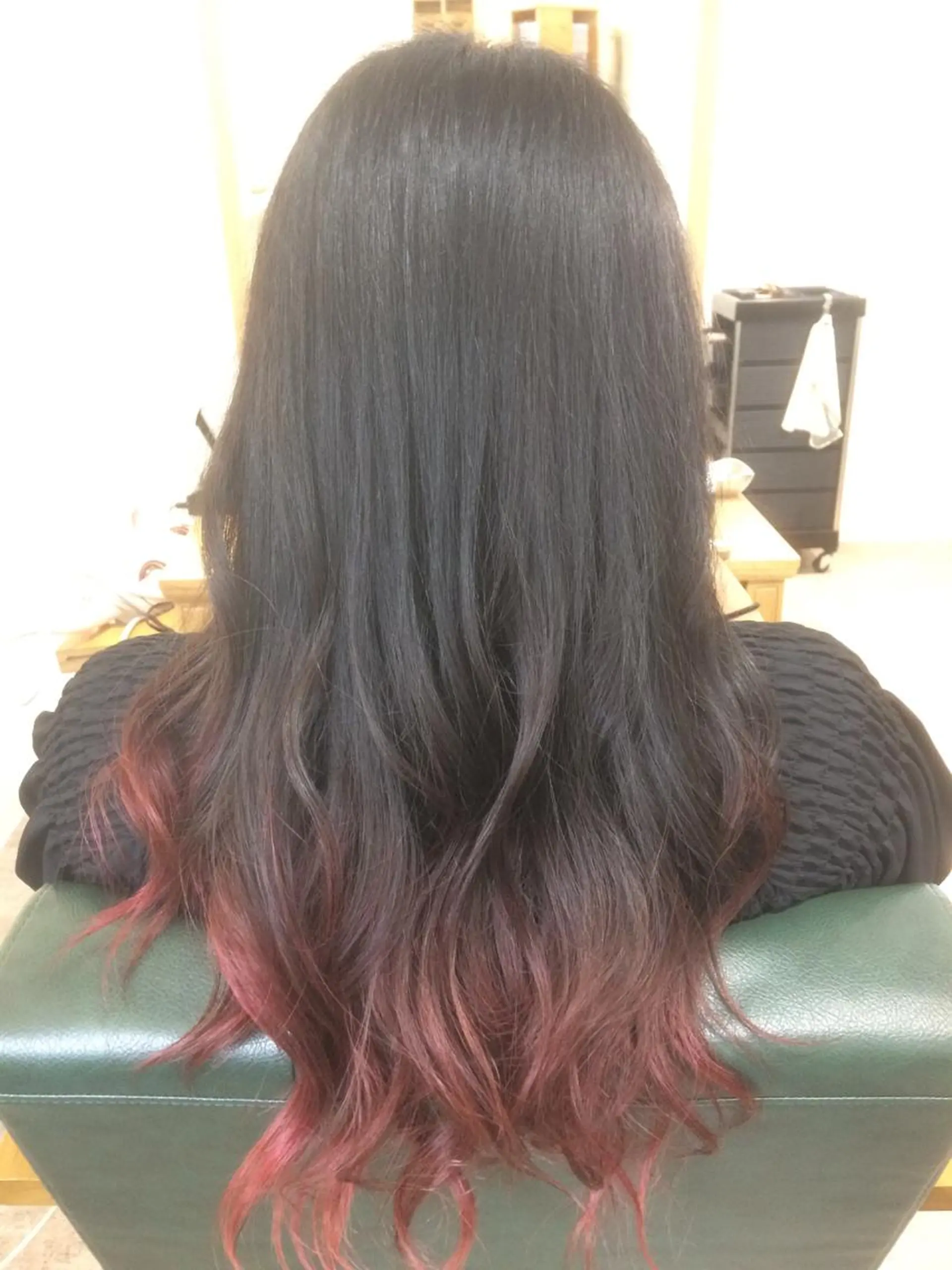 セミロング カラー カシス グラデーションカラー ピンクカラー ヘアカラー 菊池 貢平のヘアスタイル