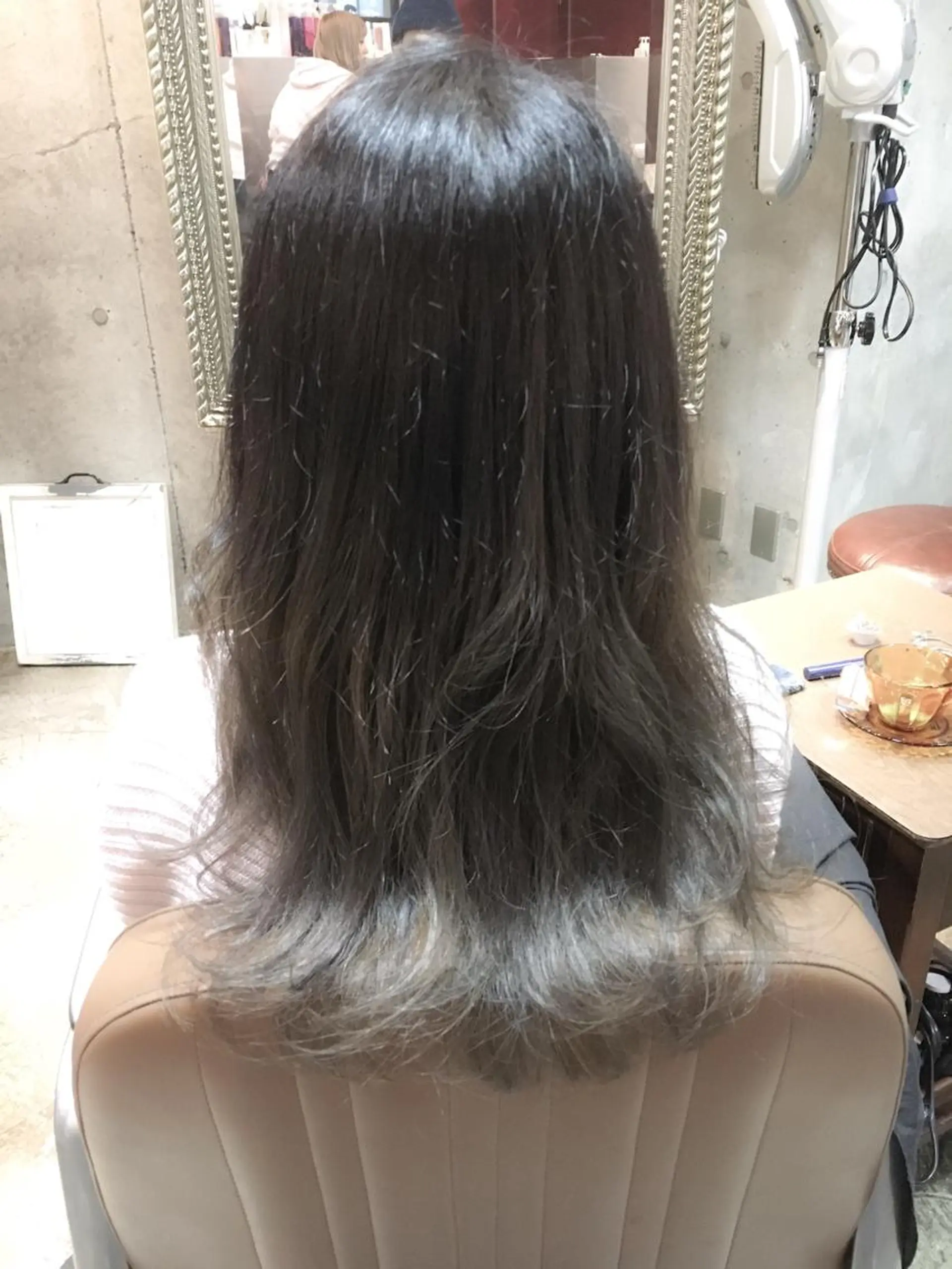 ロング カラー グラデーションカラー グレージュ 北條 優輝のヘアスタイル