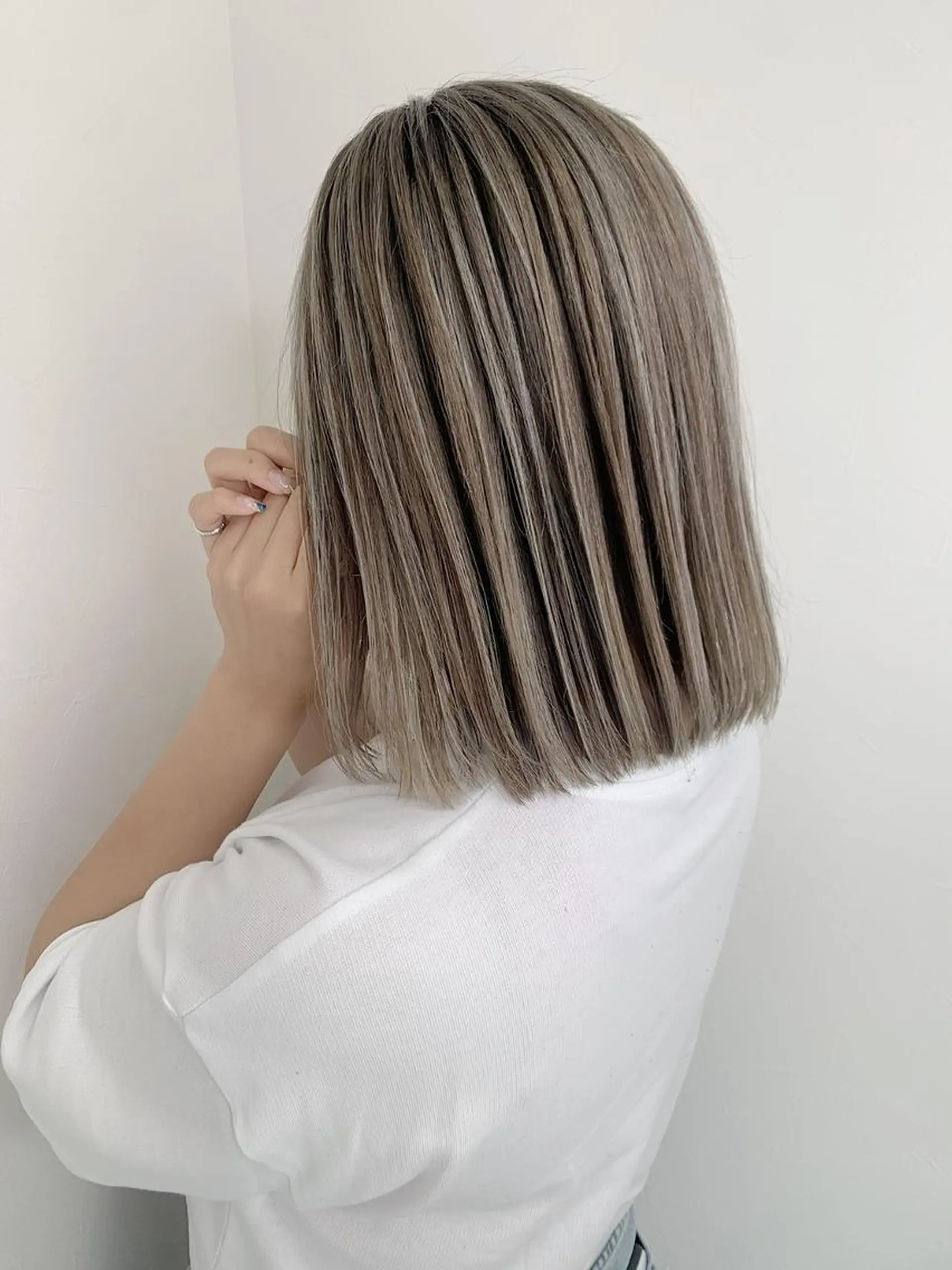 ミディアム ボブ 斜めバング 外国人風カラー 伸ばしかけ ハイライト カット ヘアカラー ＿WHITE鳳店 アンダーバーホワイトのヘアスタイル