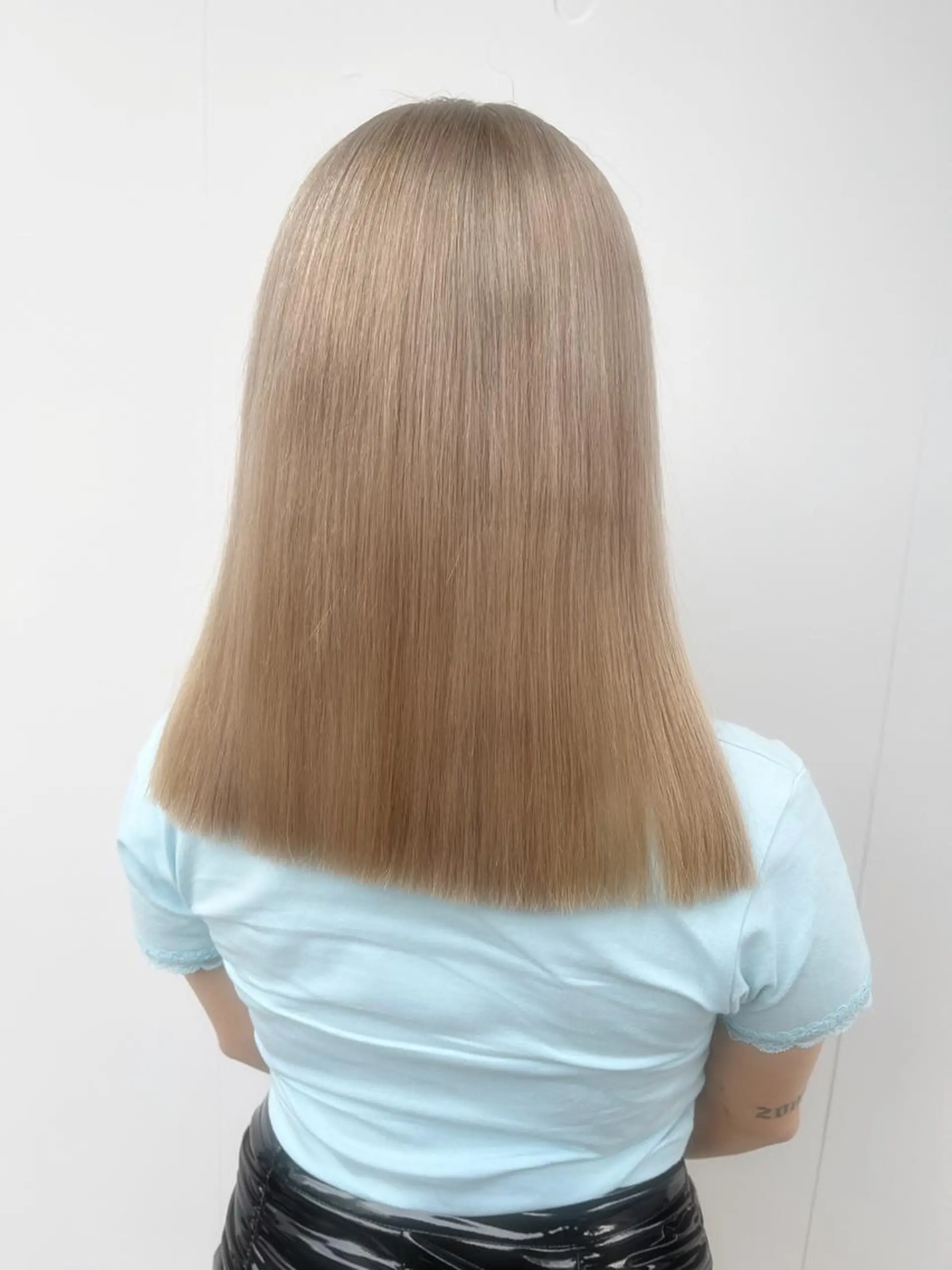 ミディアム カラー アディクシーカラー ベージュカラー 黒髪 ブリーチ ブルーカラー ヘアカラー 藤澤 夏実/インナーカラーのヘアスタイル