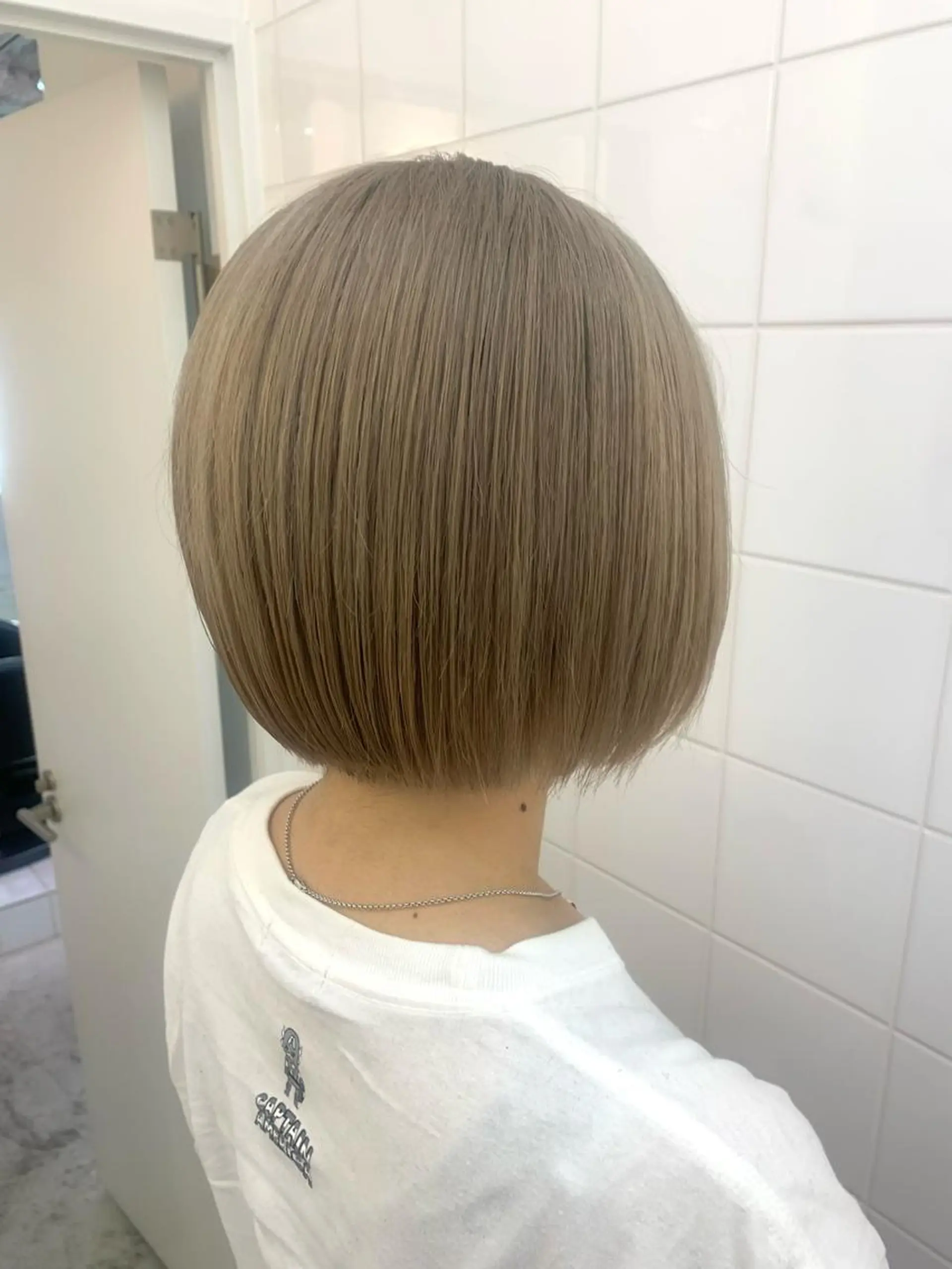 ショート カラー ヘアアレンジ カット ヘアカラー 🧨ブリーチー×ボブ レイヤー💎じゅえるのヘアスタイル