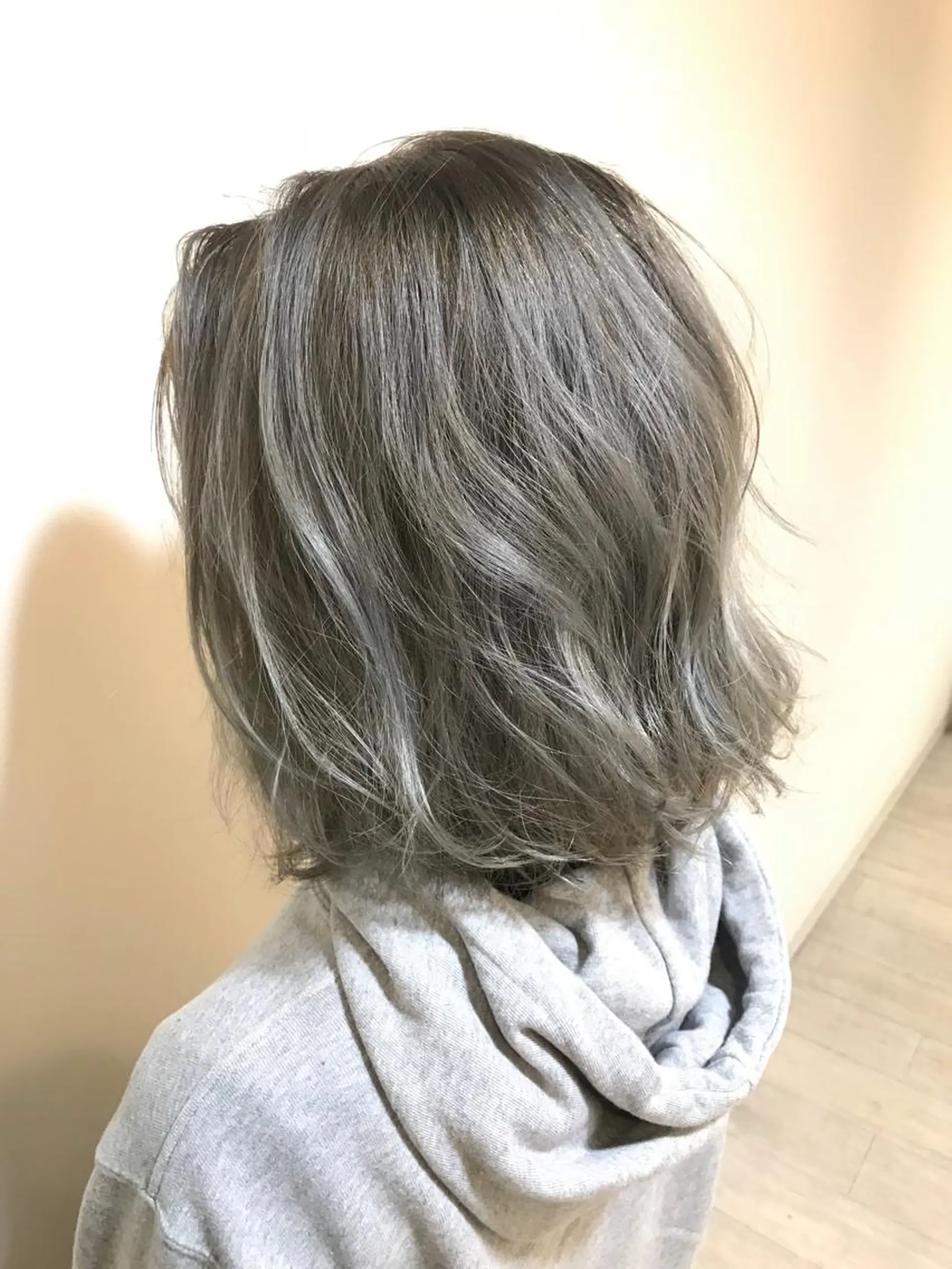ショート カラー ブリーチ シルバー ヘアカラー トリートメント chiyo yasuのヘアスタイル