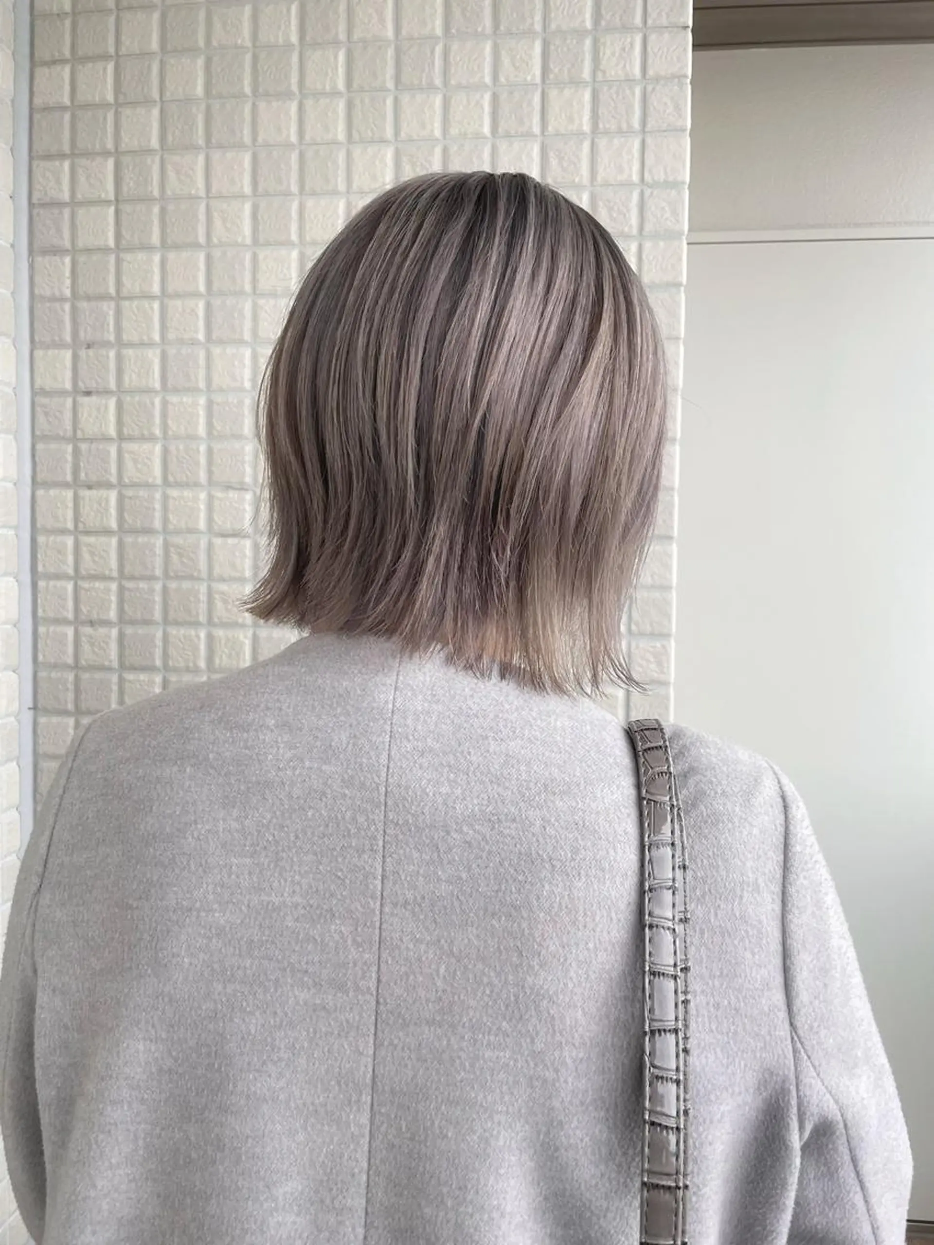 ショート カラー グレージュ ボブ 外ハネヘア カット ヘアカラー トリートメント ヘアセット メンズ特化 パーマ/オザワのヘアスタイル