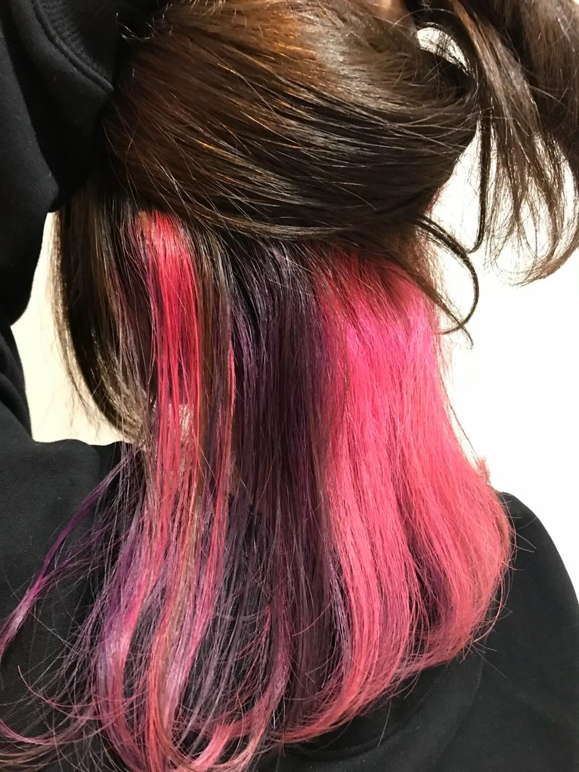 ミディアム カラー インナーカラー ピンクカラー 長谷川 誠志のヘアスタイル