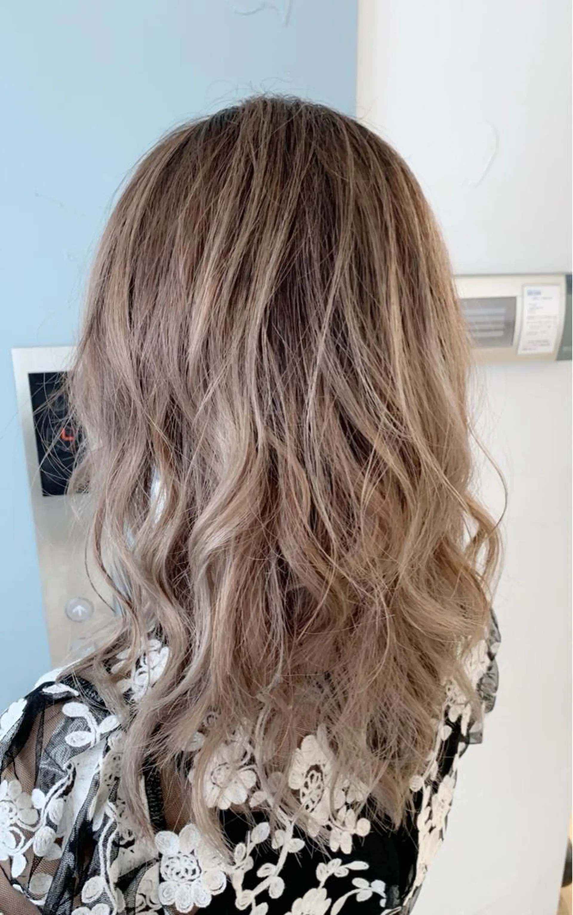 ロング カラー バレイヤージュ ベージュカラー ミルクティーベージュ レイヤーカット ヘアカラー トリートメント 船津武俊 フナツタケトシのヘアスタイル