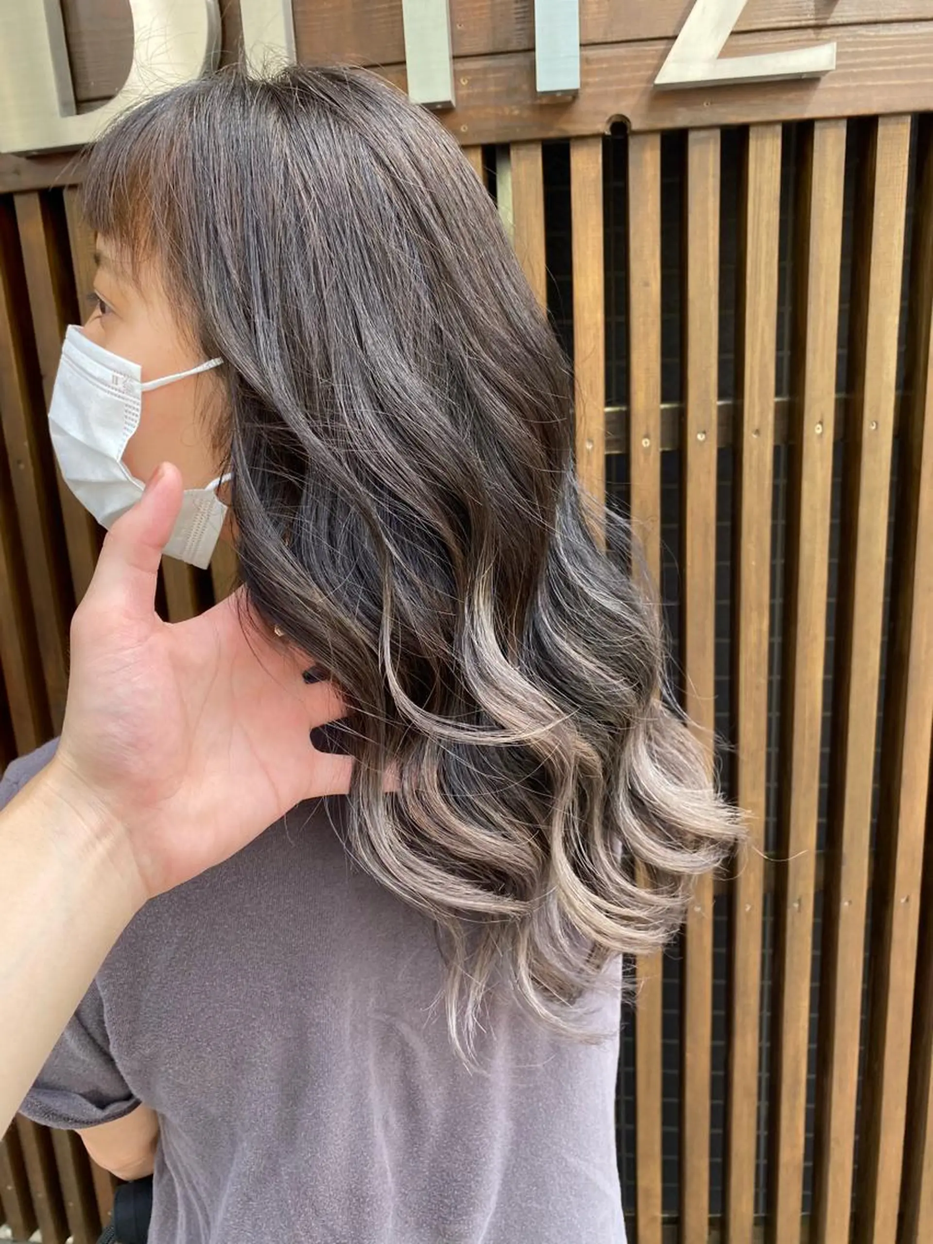 セミロング カラー アッシュ バレイヤージュ ベージュカラー ブリーチ ケアブリーチ 🌈8月末までシャ イン輝きハイトーン✨のヘアスタイル