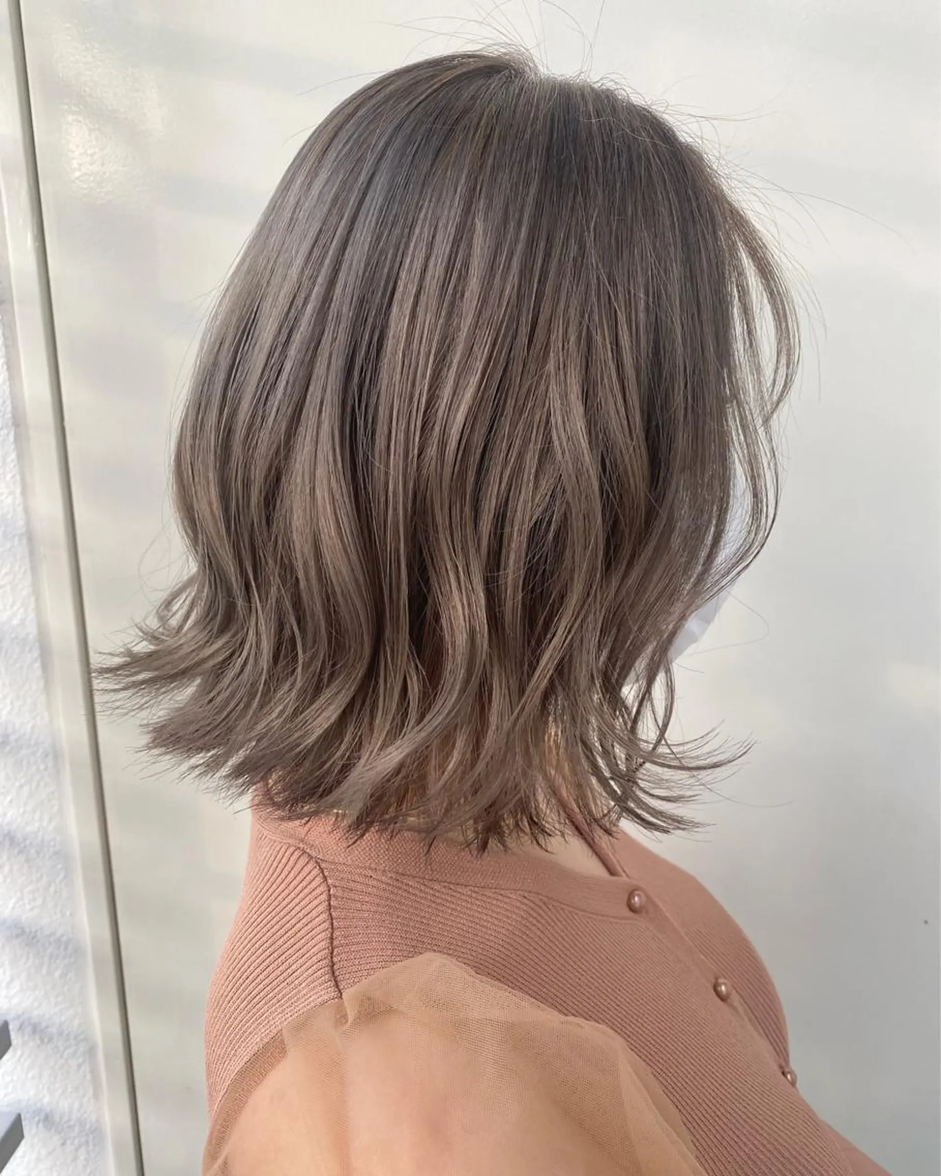 ミディアム カラー ヘアカラー 韓国ヘア顔周りカット 艶髪ベージュtamaのヘアスタイル