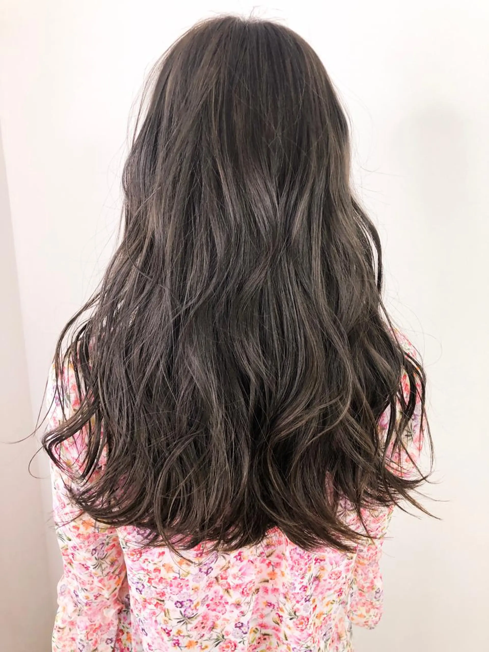 ロング カット ヘアカラー トリートメント a .のヘアスタイル