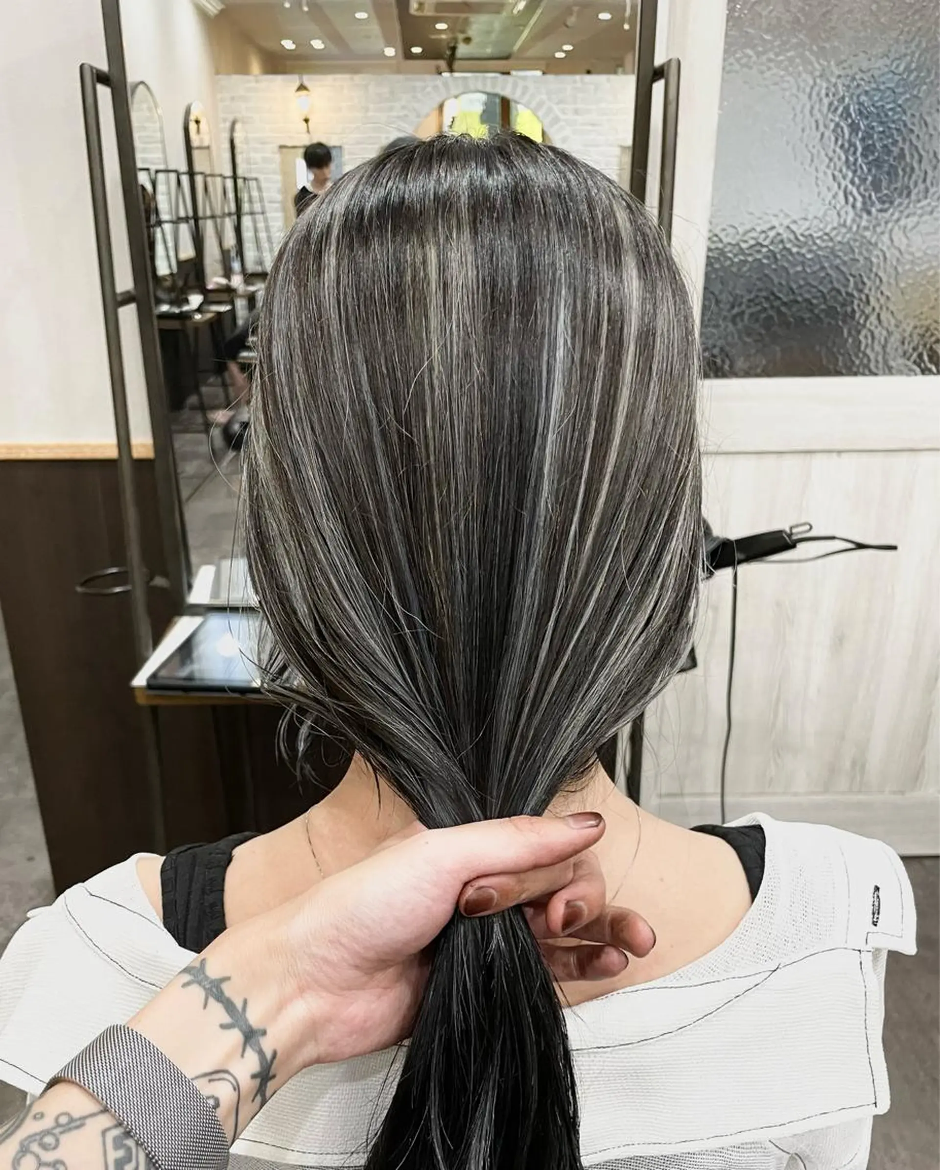 セミロング カラー ハイライトカラー シルバー ハイライト レイヤー/艶カラー 🫧守利のヘアスタイル