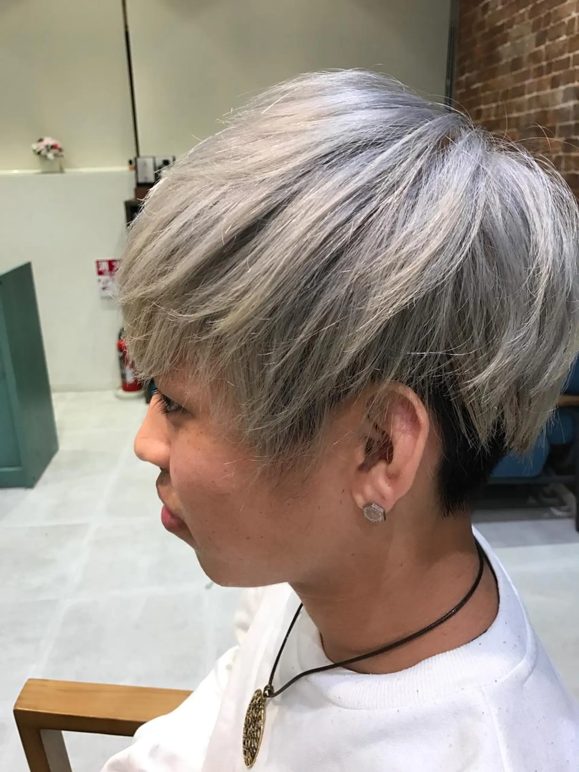カラー メンズ シルバー ホワイトシルバー 松本 明日可のヘアスタイル