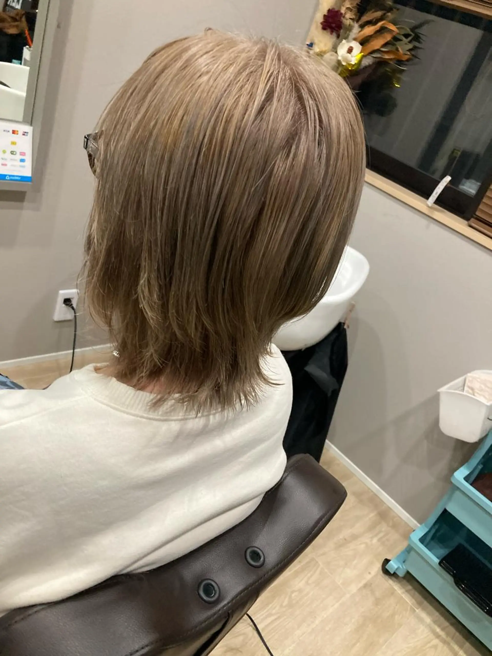 ミディアム カラー ベージュカラー レイヤーカット 外ハネヘア Hair room Leaのヘアスタイル