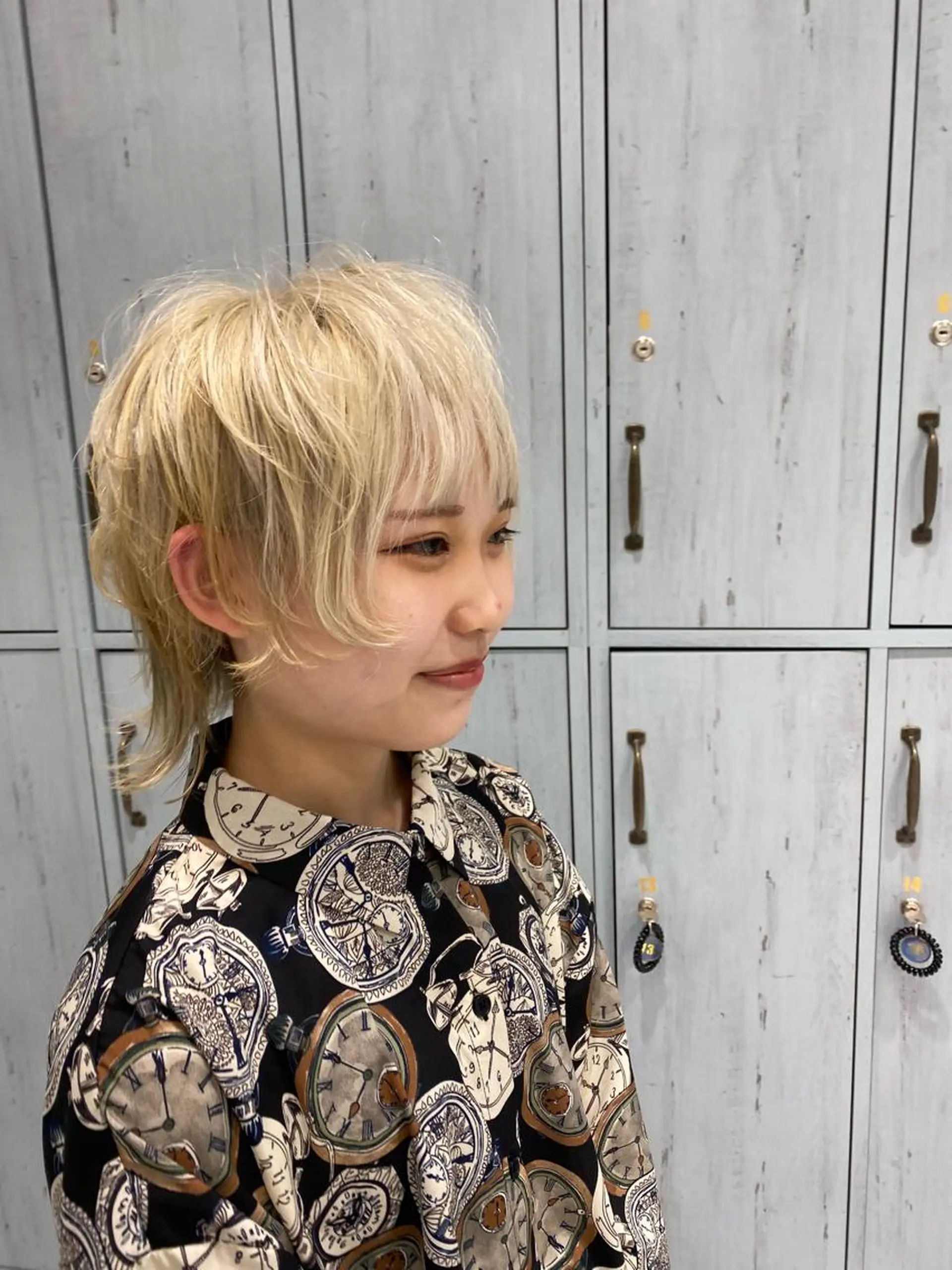 ショート カラー ブリーチ ウルフカット 中川 茜里のヘアスタイル