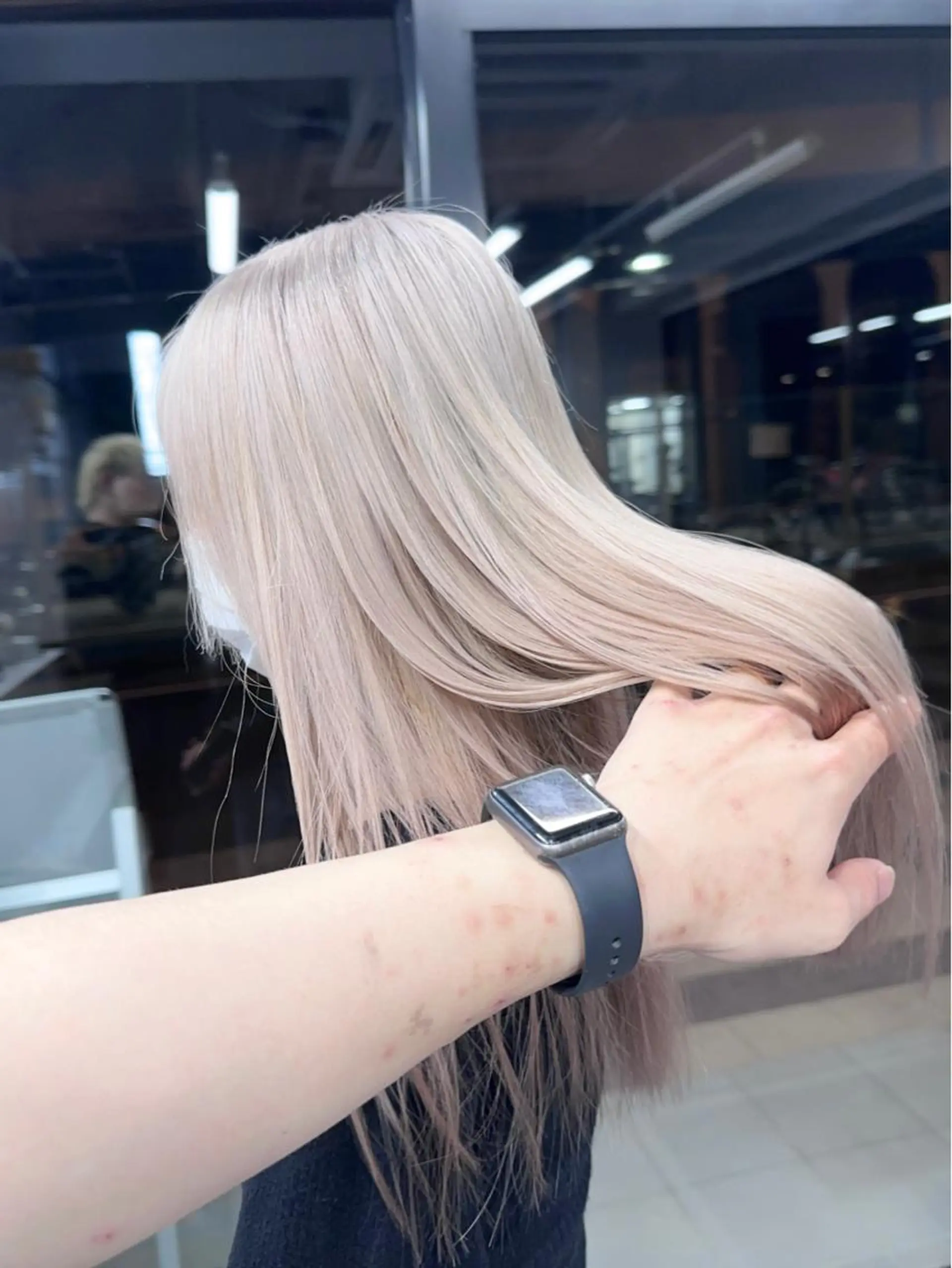 ロング 前髪カット🩶レイヤ ー🩶ハイトーン🩶のヘアスタイル