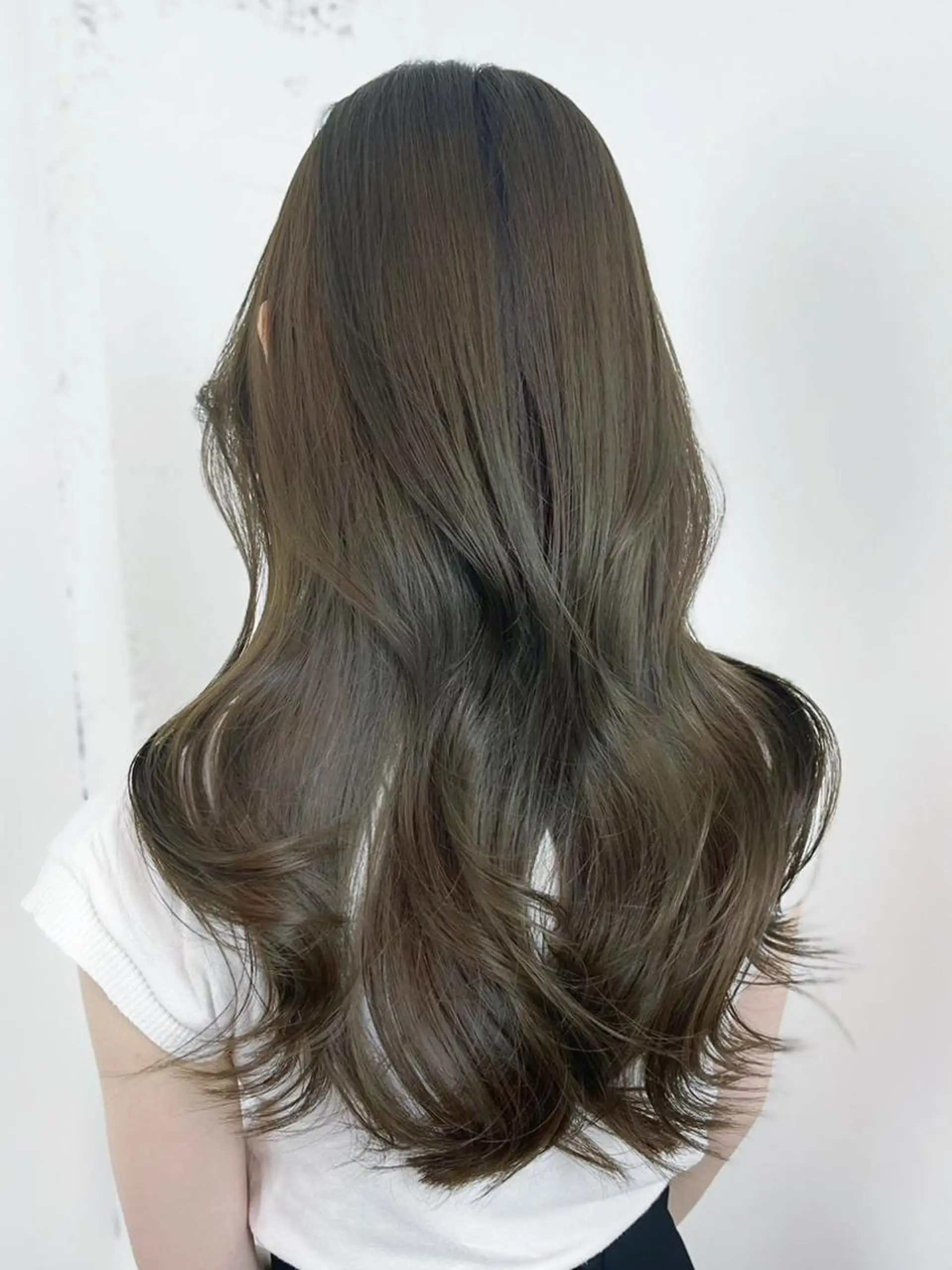カラー ロング グレージュ オリーブグレージュ オリーブグレー カット ヘアカラー トリートメント ITby ALBUM 北千住店のヘアスタイル