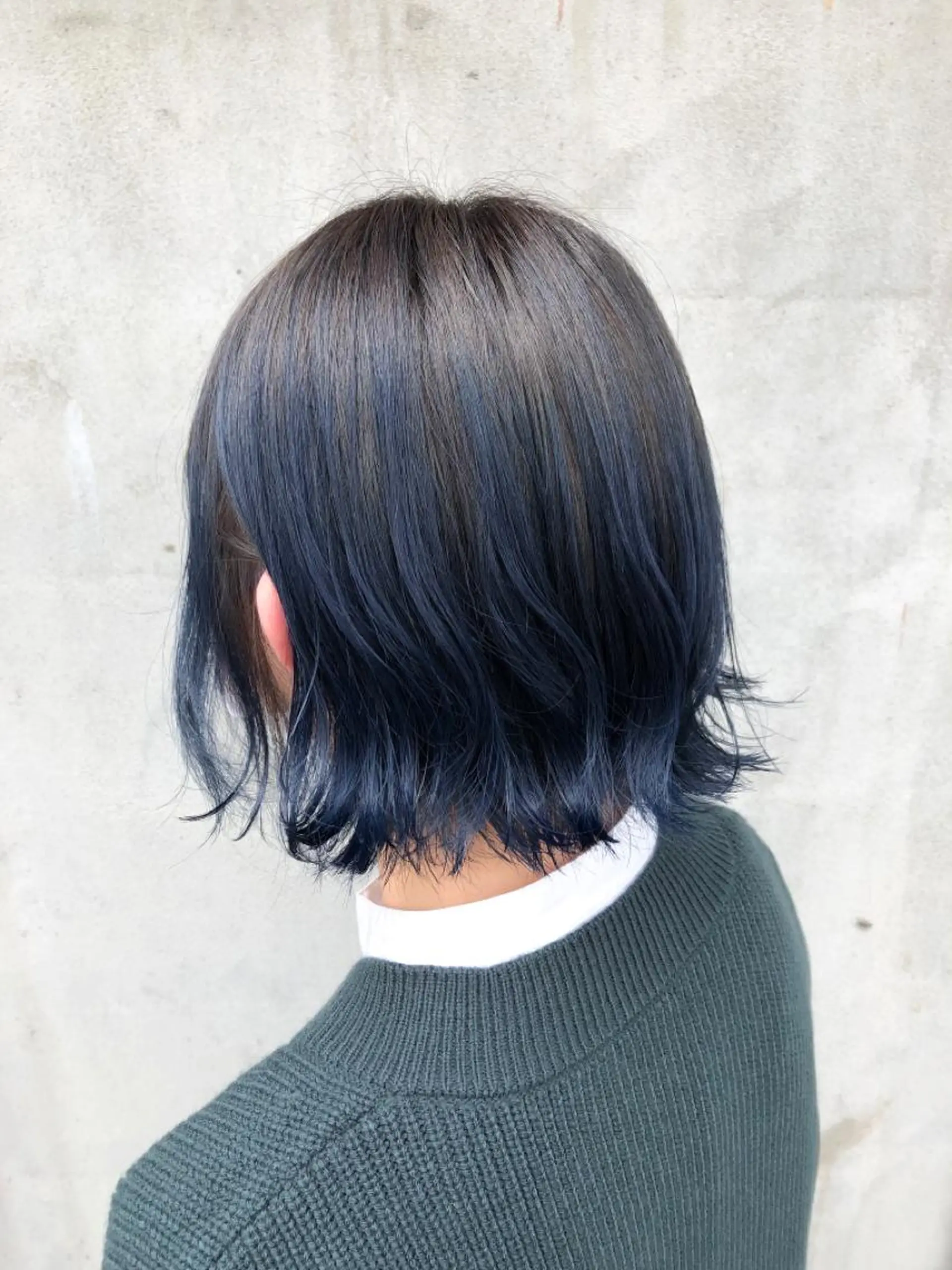 ミディアム カラー 黒髪 ブリーチ ブルーカラー ブルーブラック グラデーションカラー ヘアカラー NAGON STYLE  MICI所属・佐藤 美聡のヘアスタイル