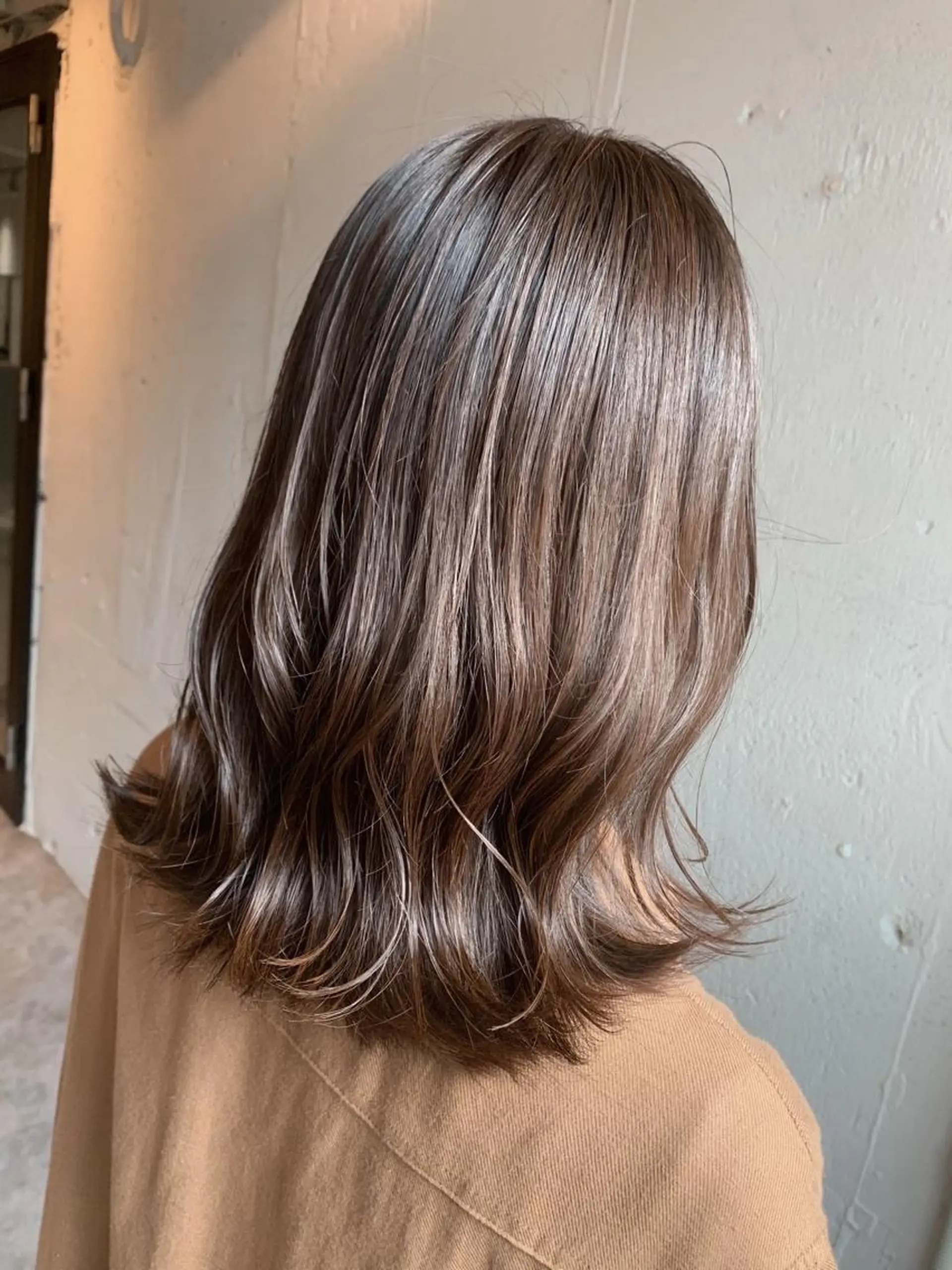 ミディアム カラー ベージュカラー Fuuu《フゥ》所属・シノザキ シンゴのヘアスタイル