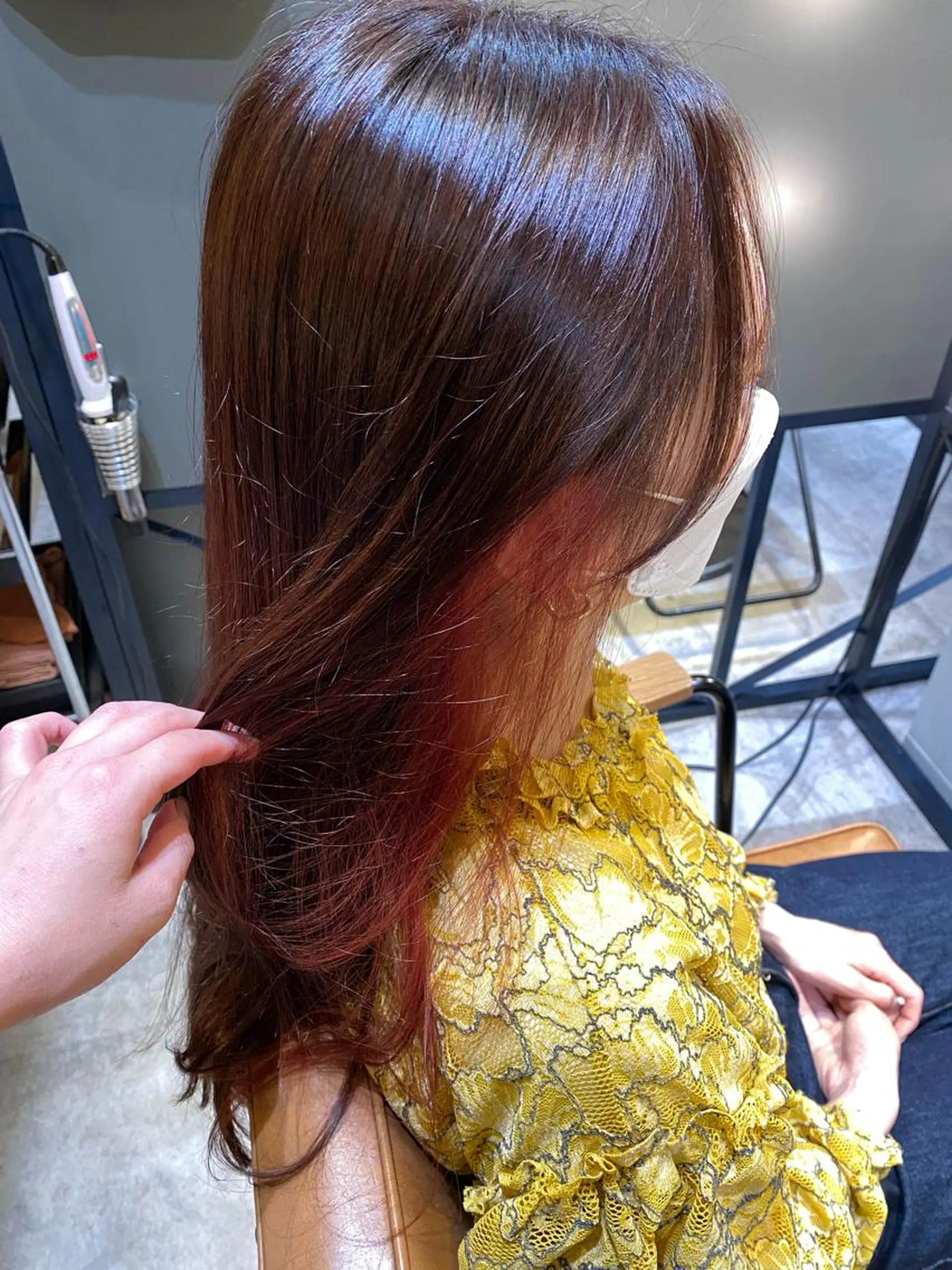 ロング カラー イヤリングカラー ヘアカラー 阪本 愛実のヘアスタイル