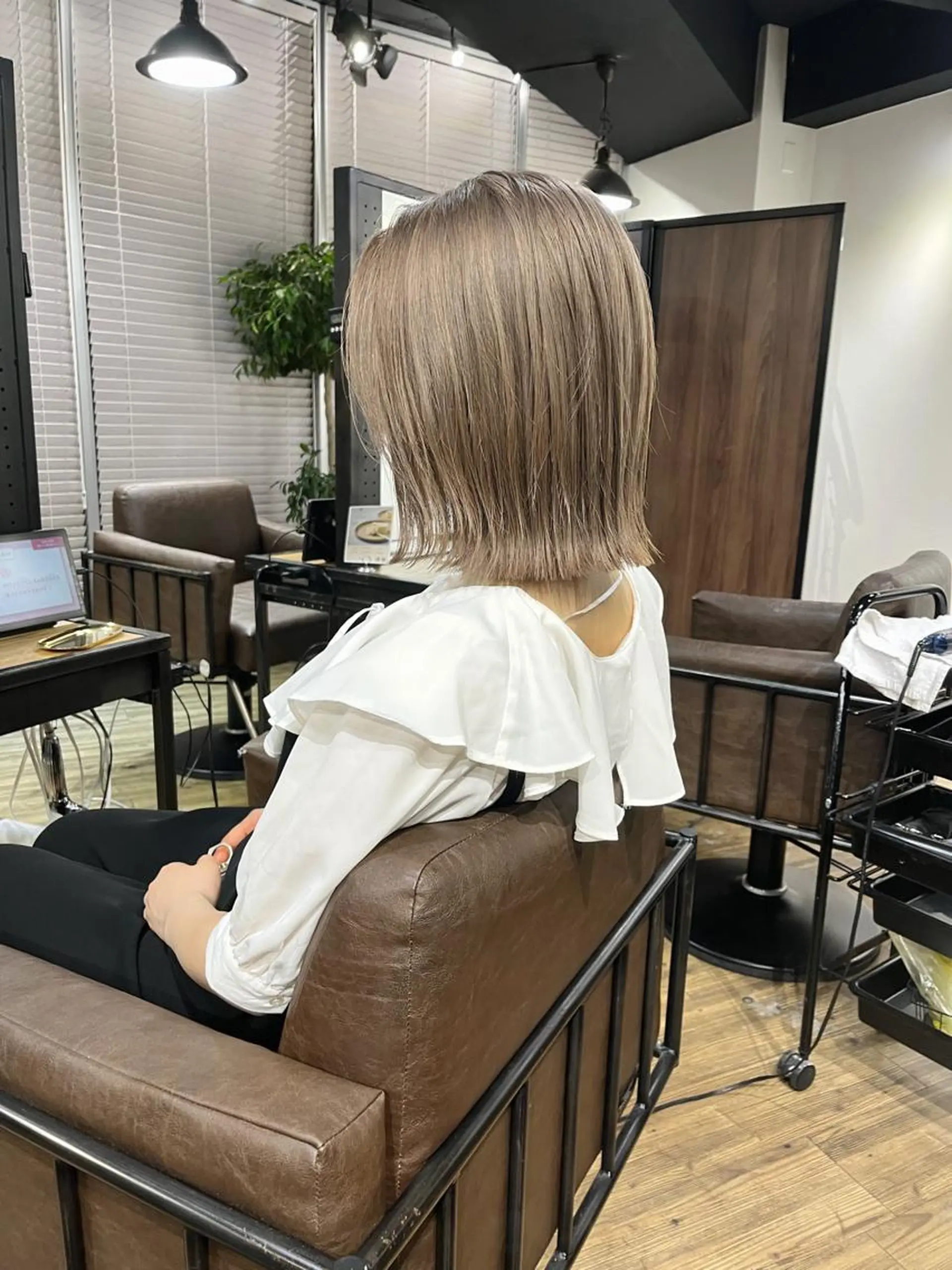 ショート カラー 切りっぱなしボブ ブリーチ グレージュ ボブ カット ヘアカラー トリートメント ミルクティーベージュ 🌿店長　清水ひとみのヘアスタイル