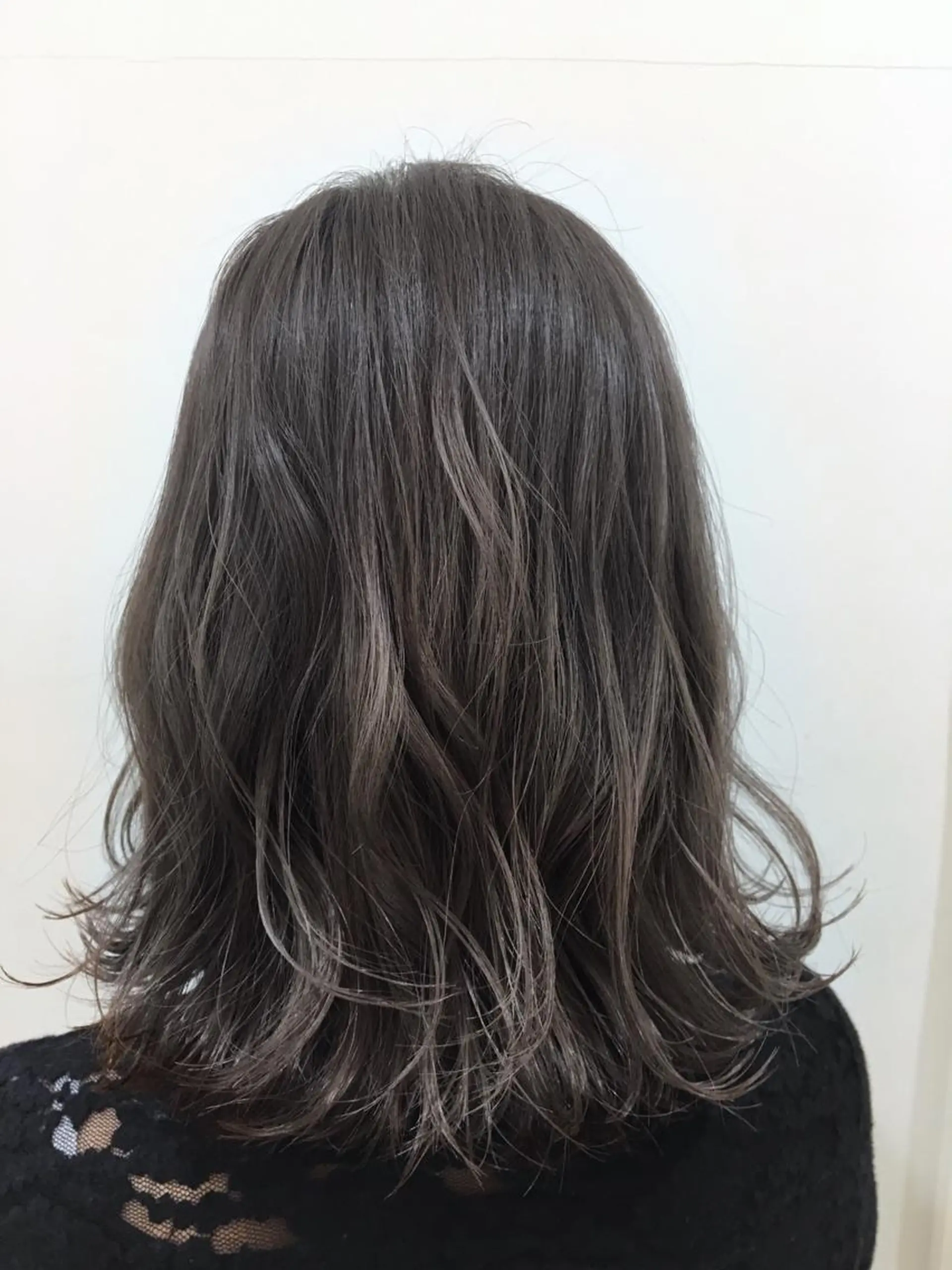 ミディアム カラー アッシュ ハイライトカラー 外国人風カラー ハイライト カット ヘアカラー トリートメント ぱつっとボブ/ 小野あかねのヘアスタイル