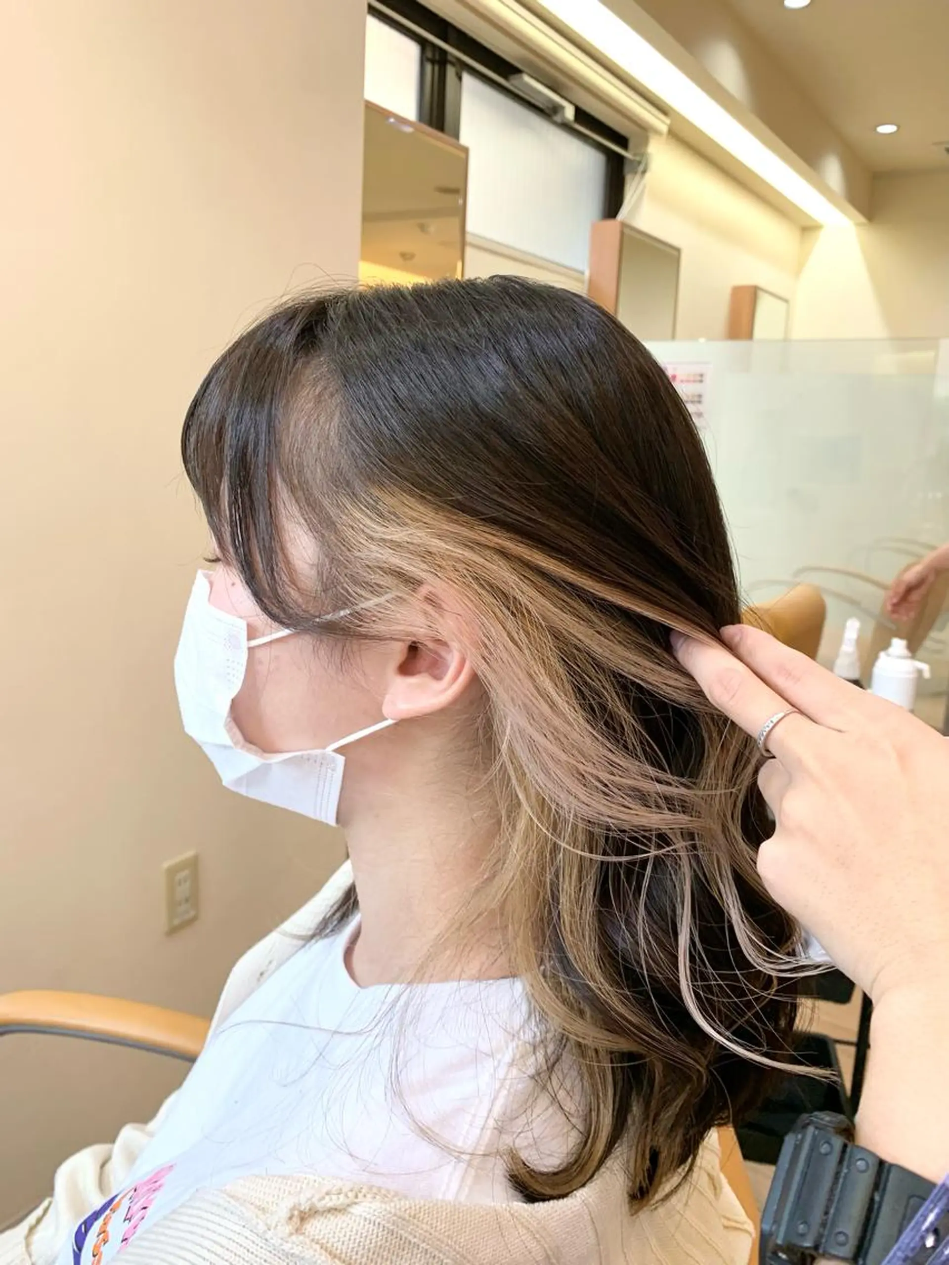 ミディアム カラー ベージュカラー ミルキーベージュ カット ヘアカラー トリートメント 板倉 花連のヘアスタイル