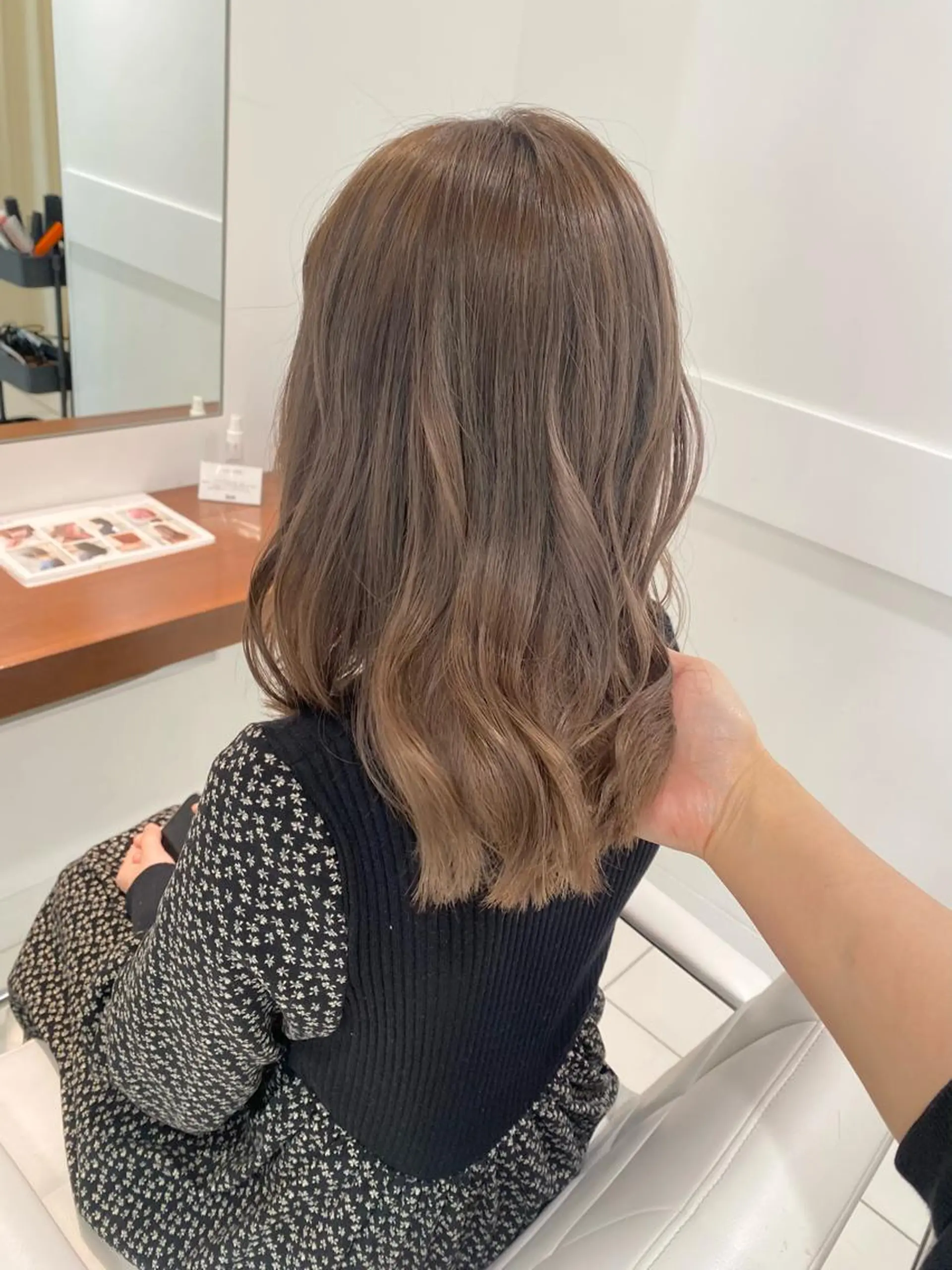 セミロング カラー ベージュカラー ブリーチ HOLON池袋所属・レイヤー/ウルフ/ ハッシュカット/七海のヘアスタイル