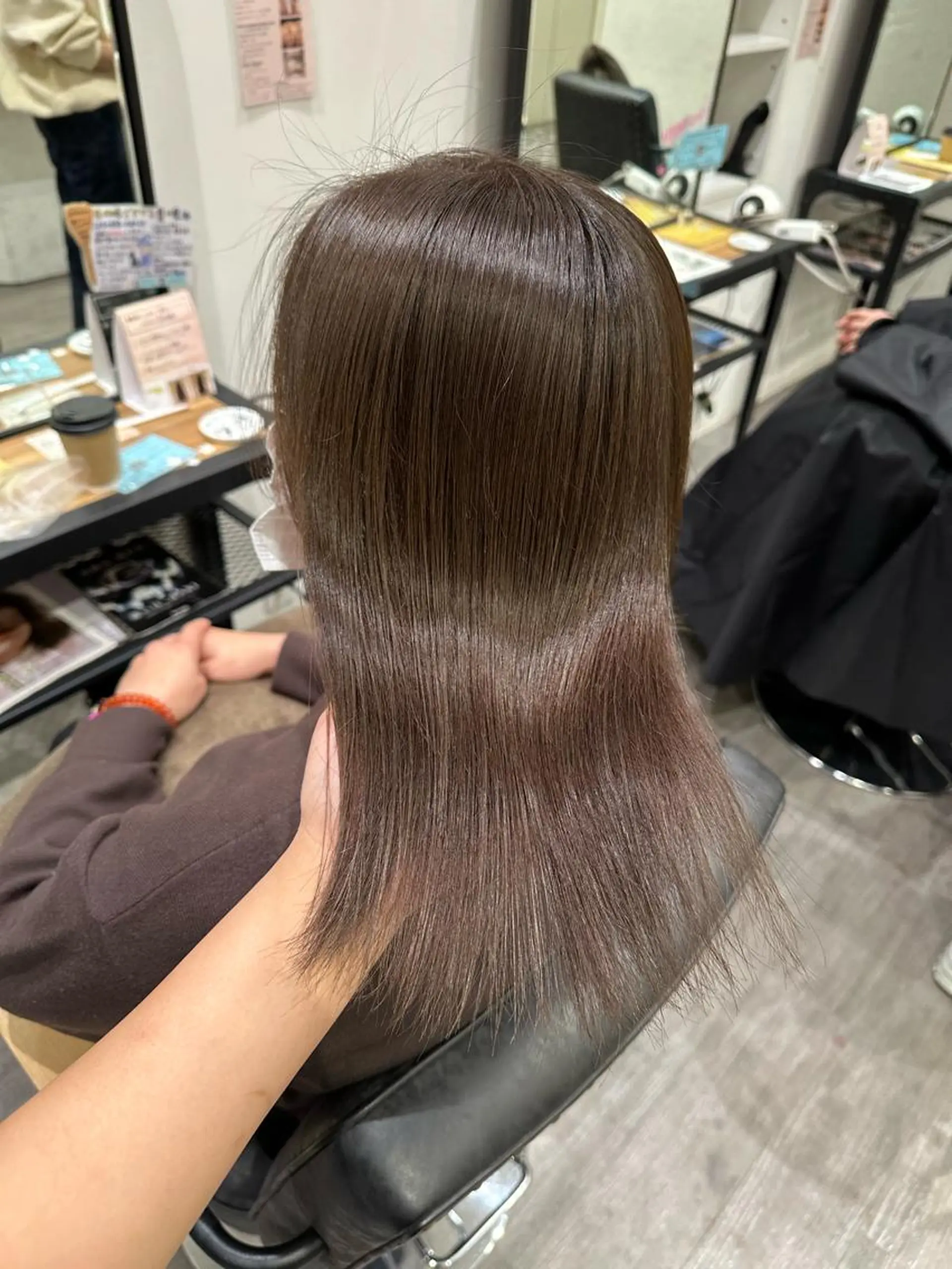 ミディアム カラー グレージュ 上田 紗也のヘアスタイル