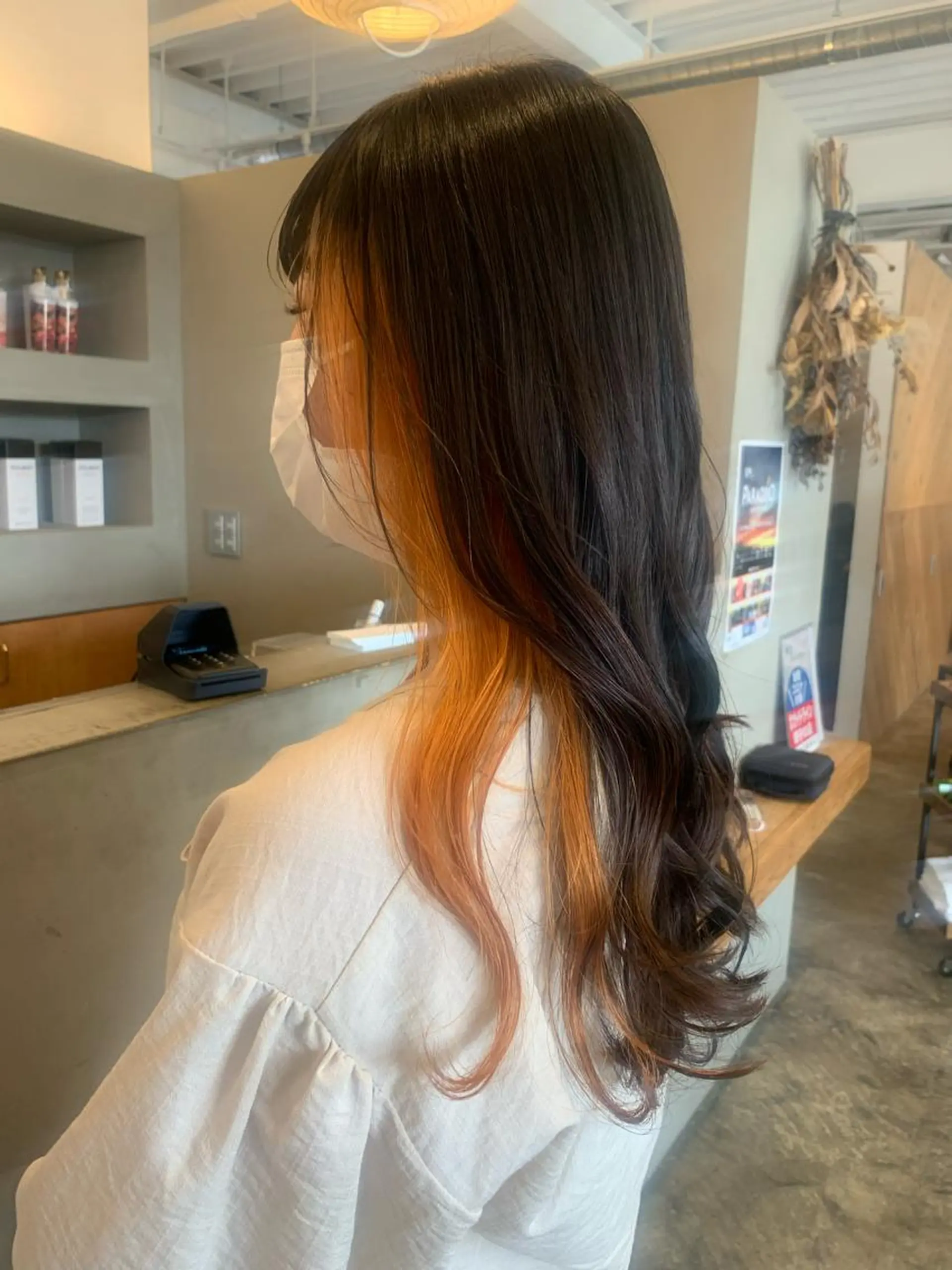 セミロング カラー ブリーチ イヤリングカラー オレンジ ヘアカラー ハイトーン職人💗 松本輝美のヘアスタイル