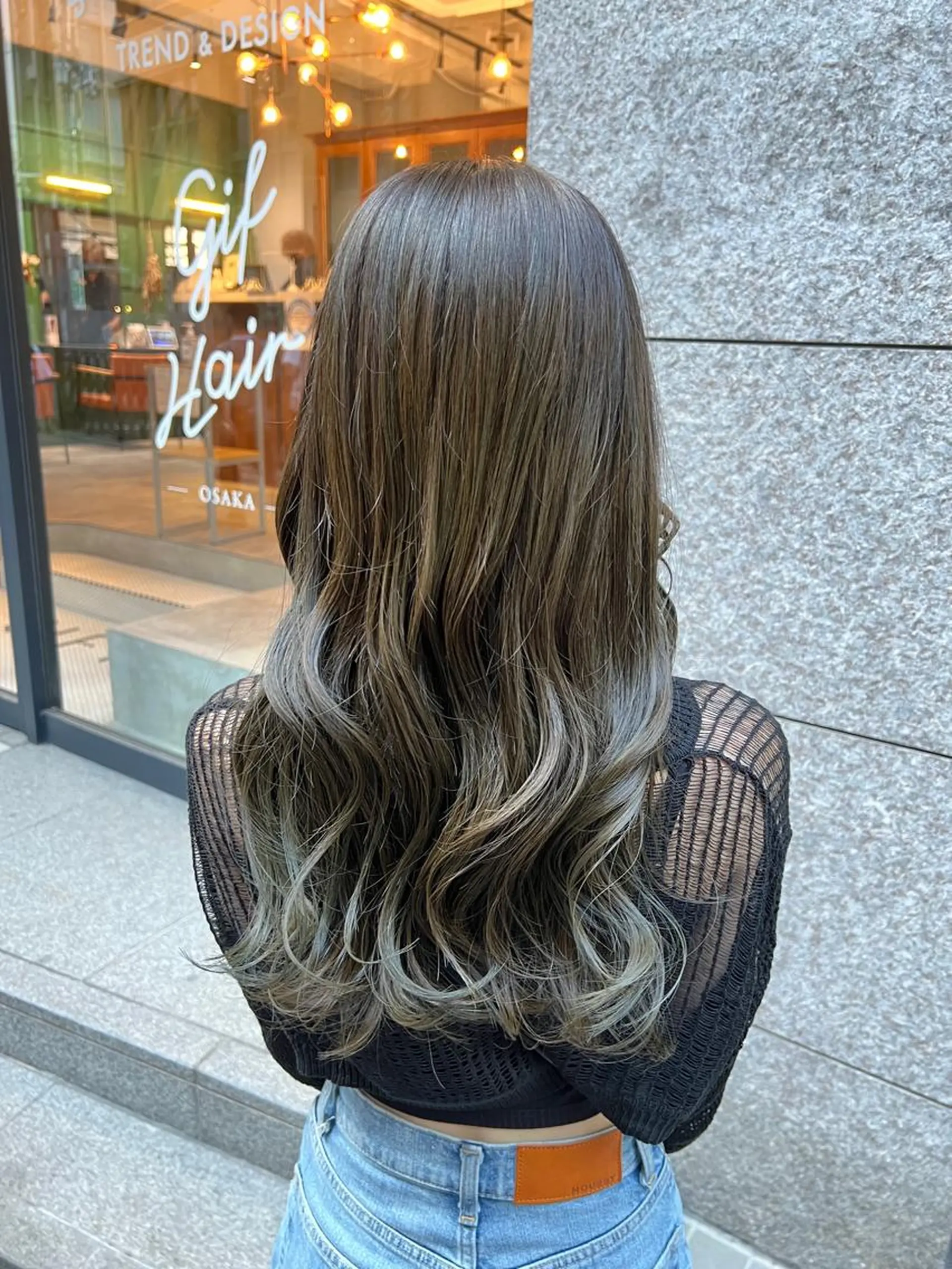 ロング カラー ベージュカラー ノイシキ サキのヘアスタイル