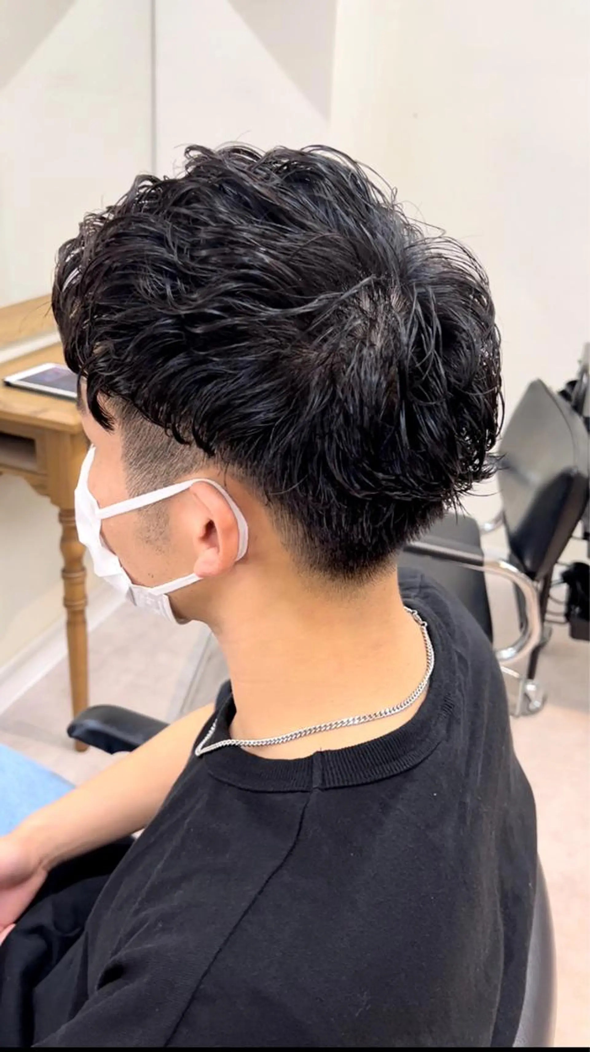 ショート パーマ メンズ アップバング センターパート メンズハイライト マッシュ メンズパーマ カット パーマ ヘアセット メンズStylist 山根慧のヘアスタイル