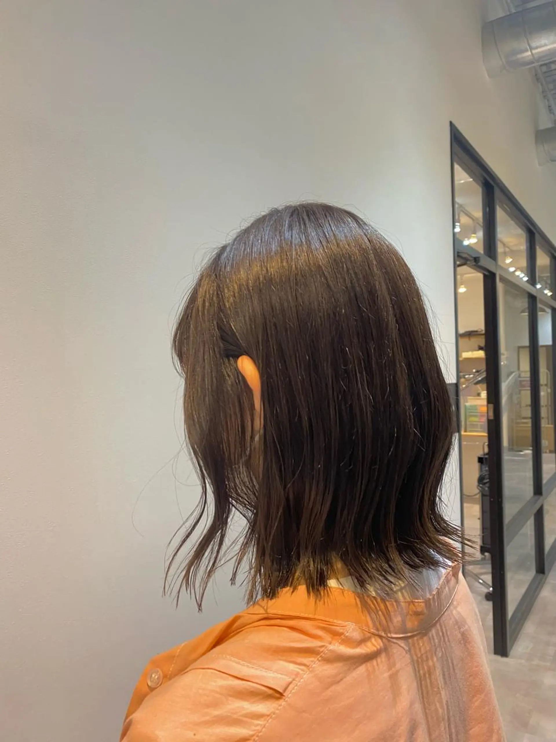 ミディアム カラー アッシュ ベージュカラー グレージュ ボブ 外ハネヘア カット ヘアカラー トリートメント ♡オシャ髪♡AI ✂️newi町田のヘアスタイル