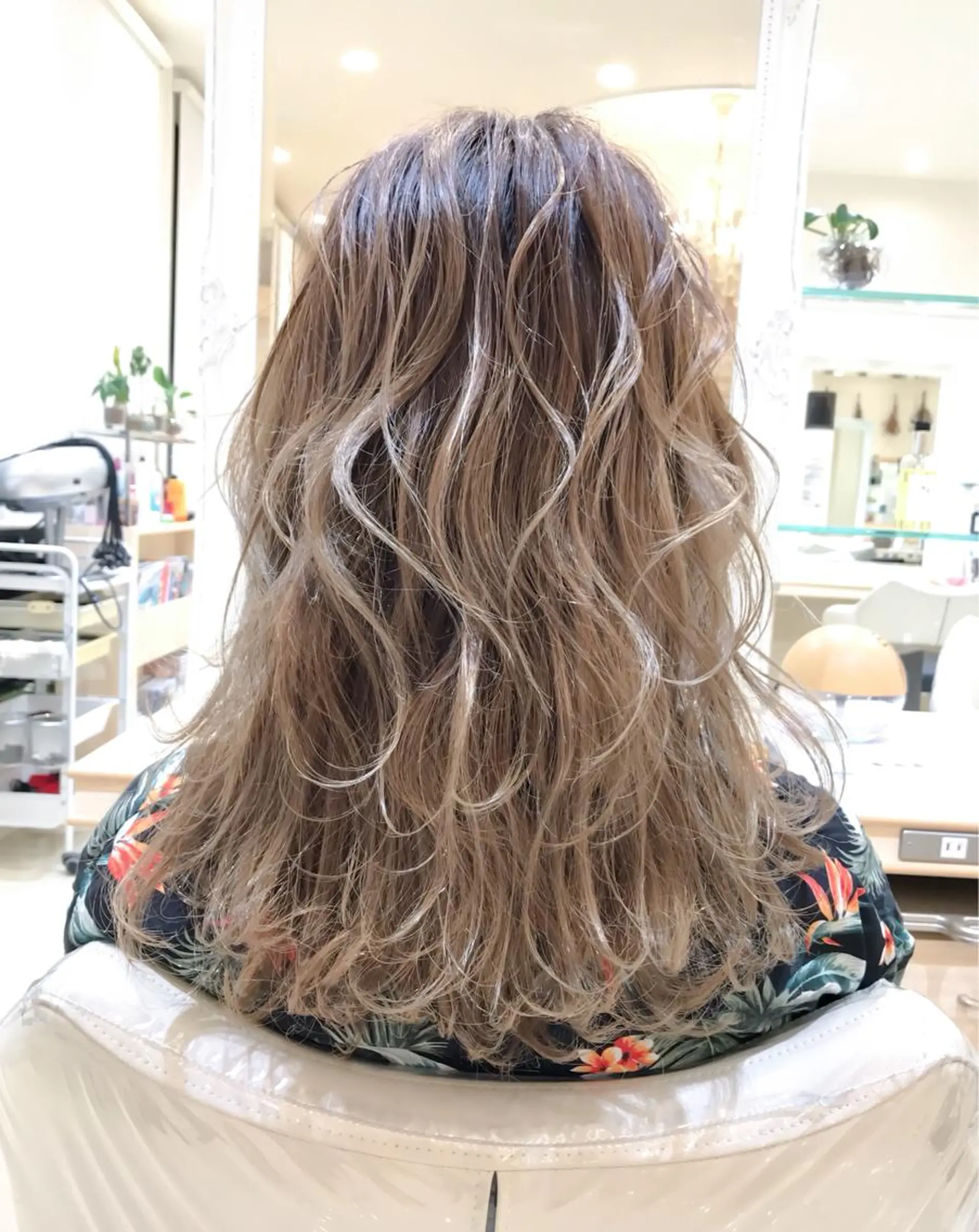 カラー グラデーションカラー ハイライトカラー イルミナカラー 内田 敦士のヘアスタイル