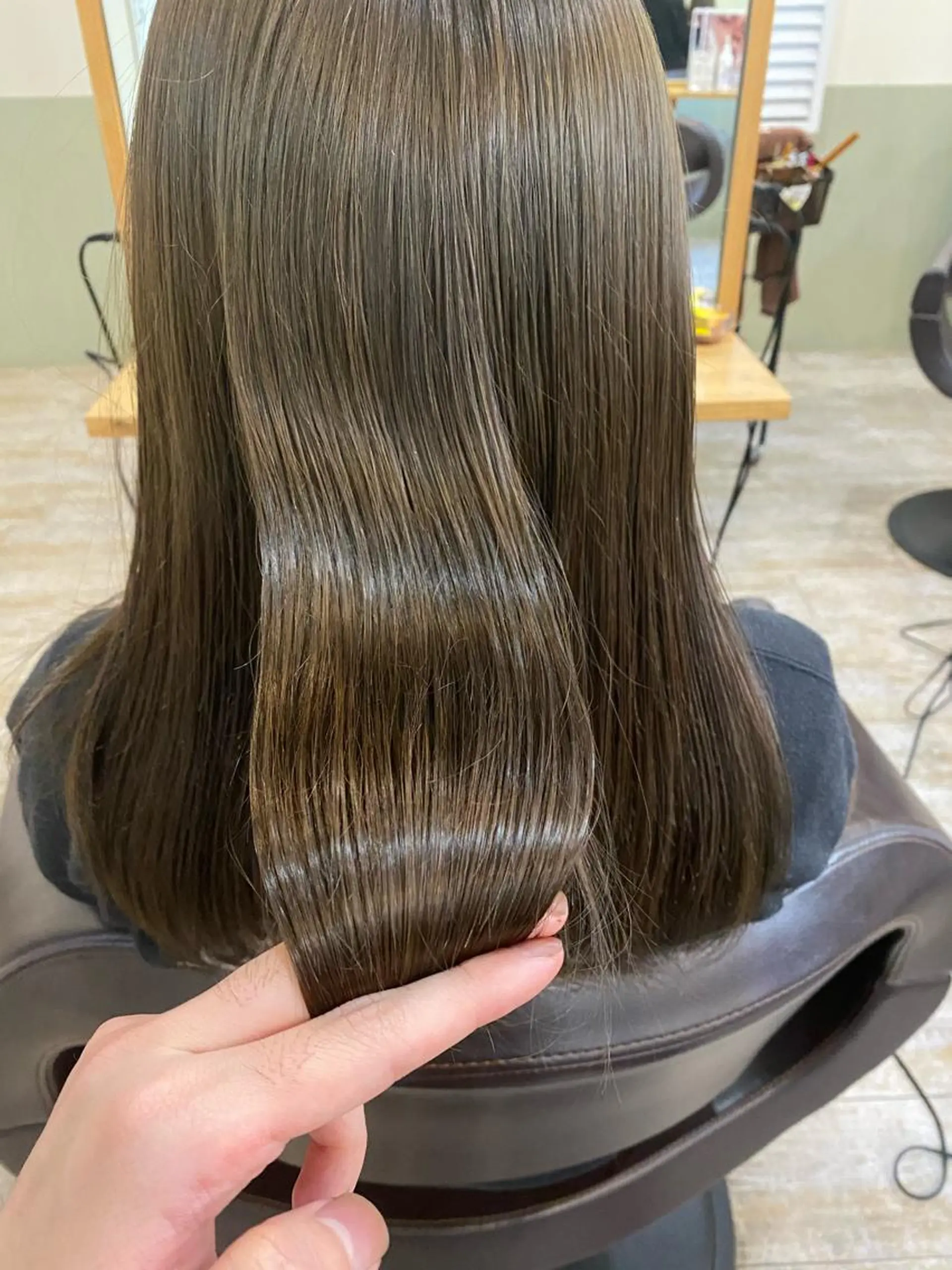 ミディアム カラー グレージュ オリーブグレージュ オリーブグレー ヘアカラー トリートメント Cuore 清尾 浩昭のヘアスタイル