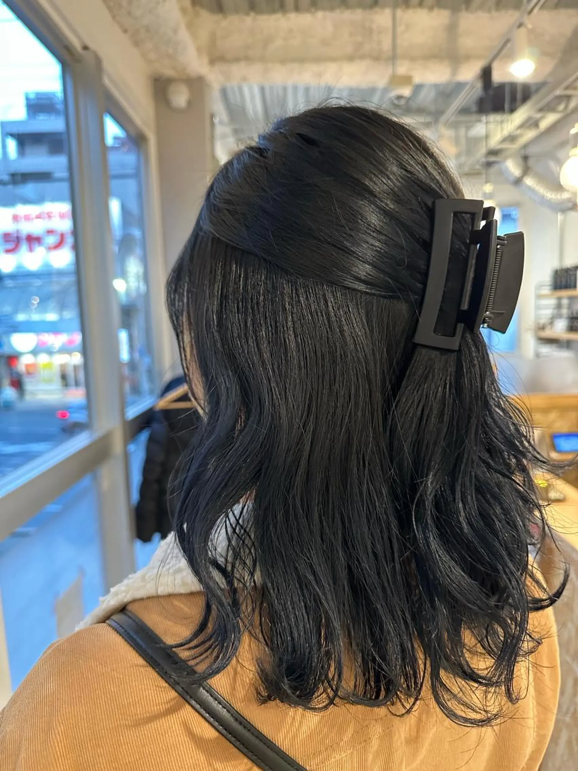 ミディアム カラー 黒髪 ブルーカラー ブルーブラック ヘアカラー 松本 莉央のヘアスタイル