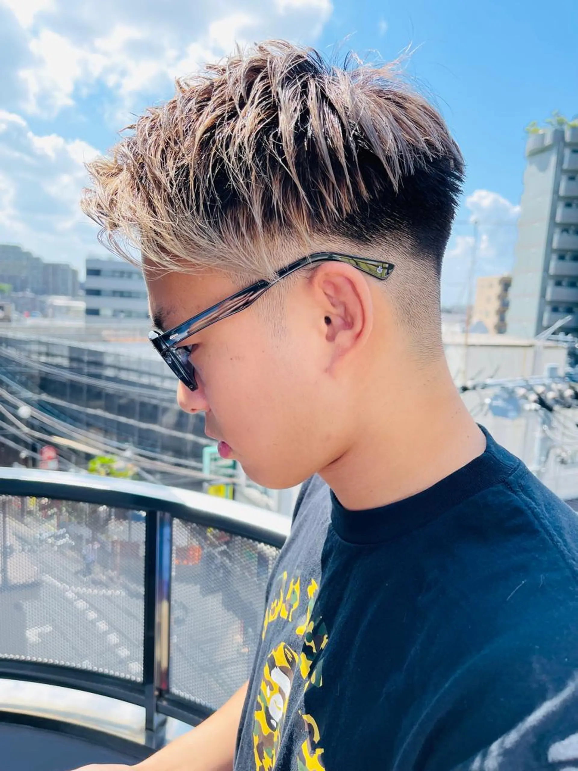 メンズ メンズバレイヤージュ メンズブリーチ センターパート フェードカット メンズハイライト エリアNo.1人気✨ ブリッツレボルト☘️のヘアスタイル
