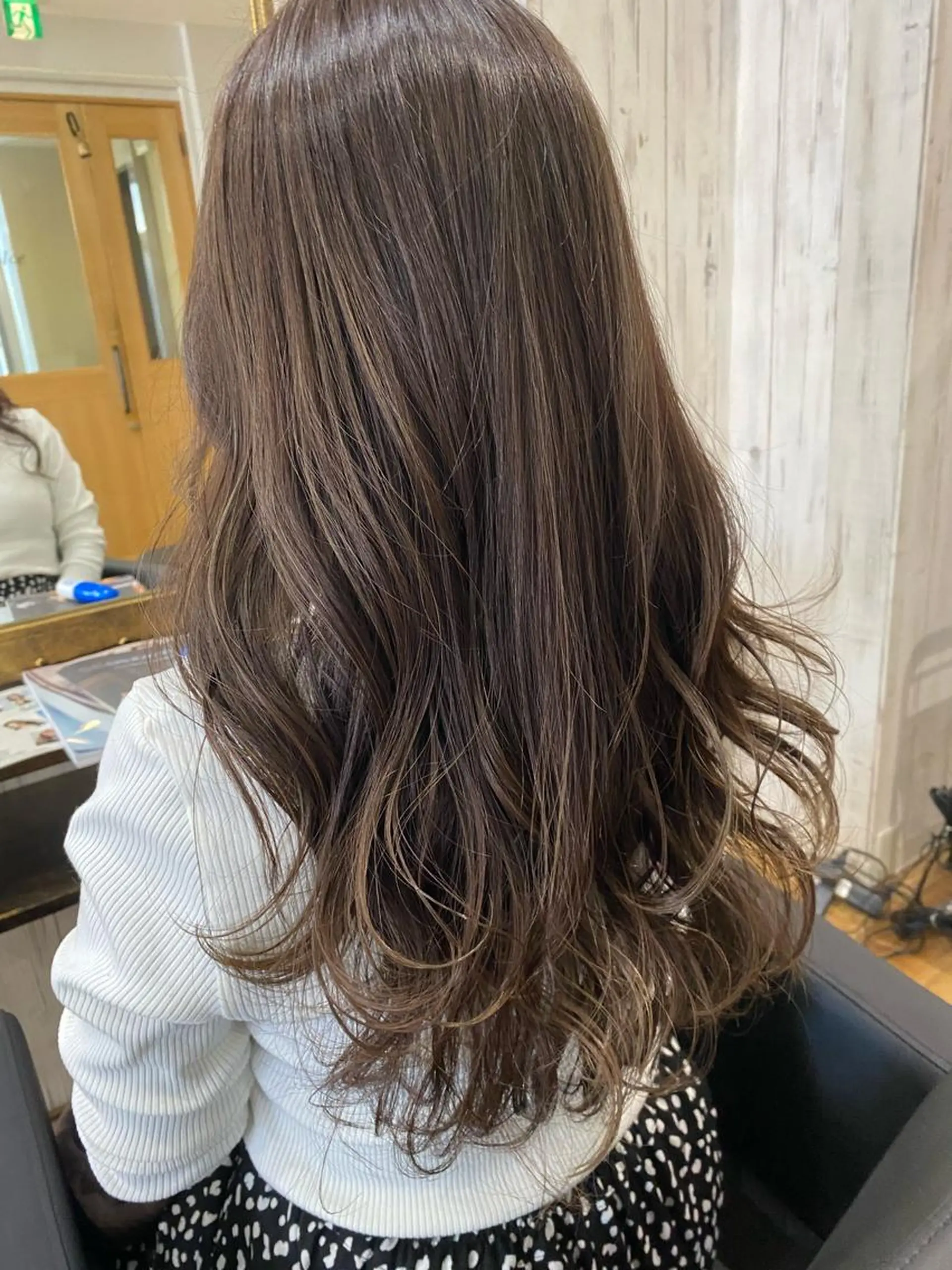 ロング カラー アッシュ 透明感カラー インナーカラー くびれヘア 外国人風カラー カット ヘアカラー reverie【レヴリー】所属・夜20時から限定2組 reverieあきらのヘアスタイル