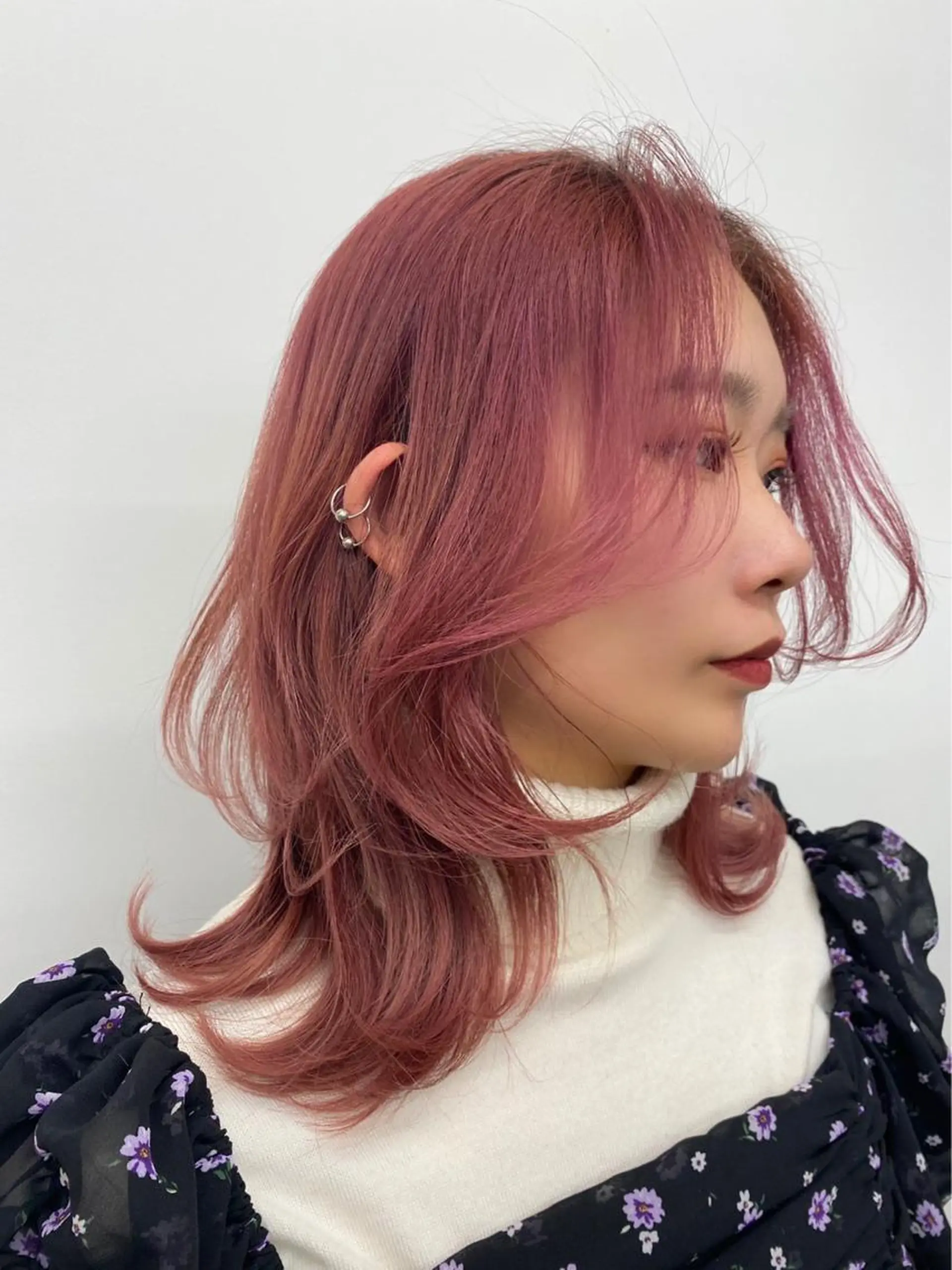 セミロング カラー ブリーチ ピンクカラー レイヤーカット RAYGLOW  by Headlight 東海店所属・海外ヘア スタイルRIOのヘアスタイル