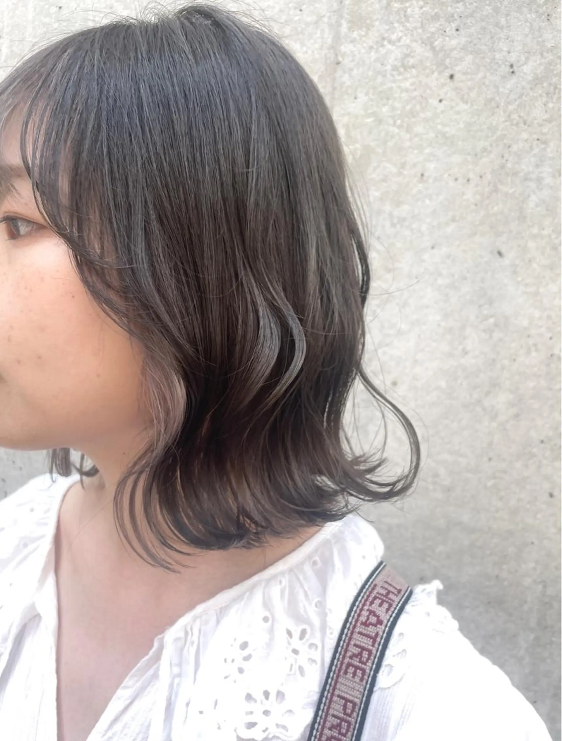 ミディアム カラー グレージュ インナーカラー ボブ 外ハネヘア カット ヘアカラー トリートメント BEBE所属・ブリーチなし 透明感カラーKANAのヘアスタイル