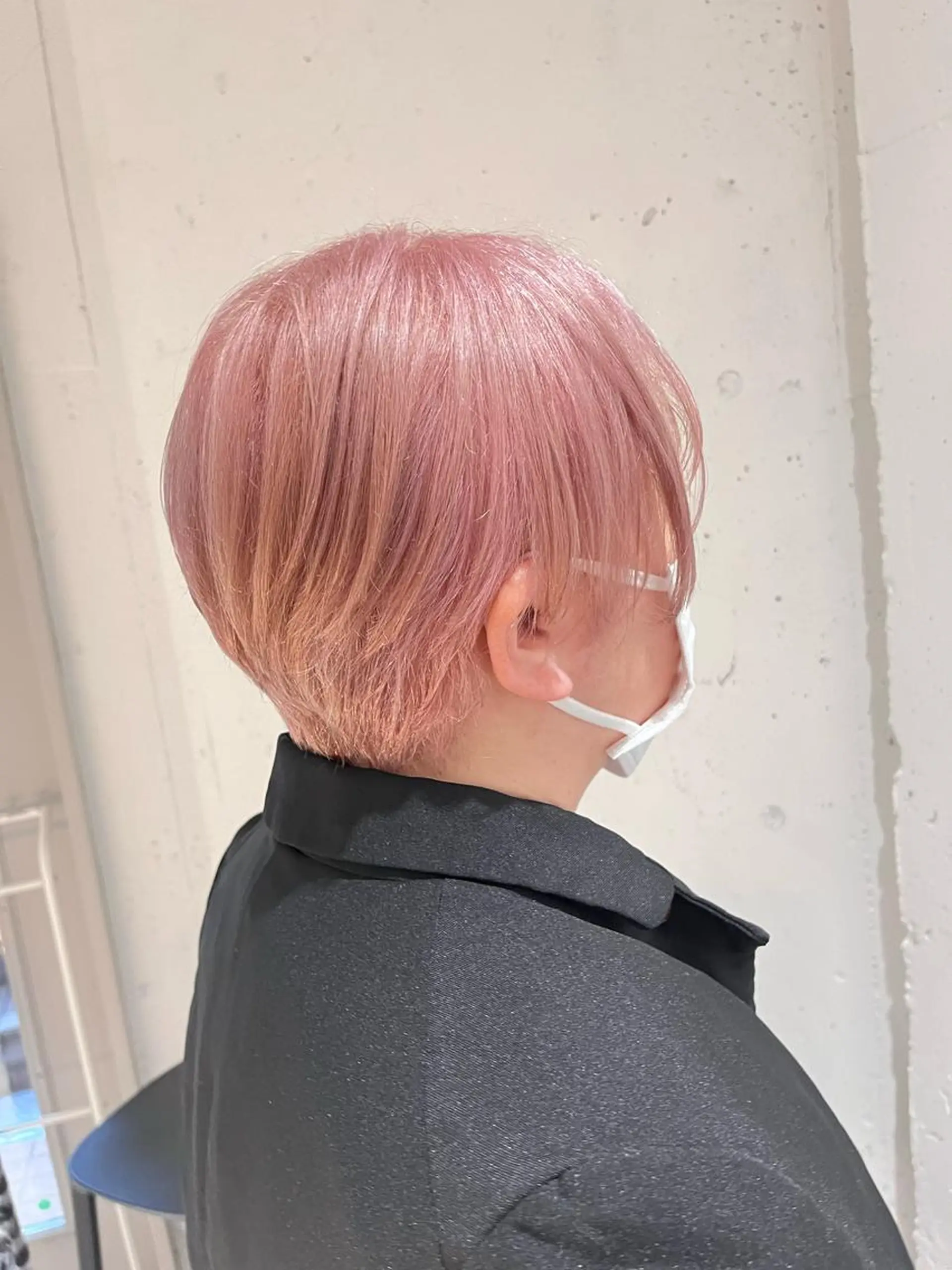 ショート カラー 透明感カラー ハイトーンカラー ピンクカラー ショートヘア カジュアルを女っぽく 𝗮𝘆𝗮𝗰𝗼のヘアスタイル