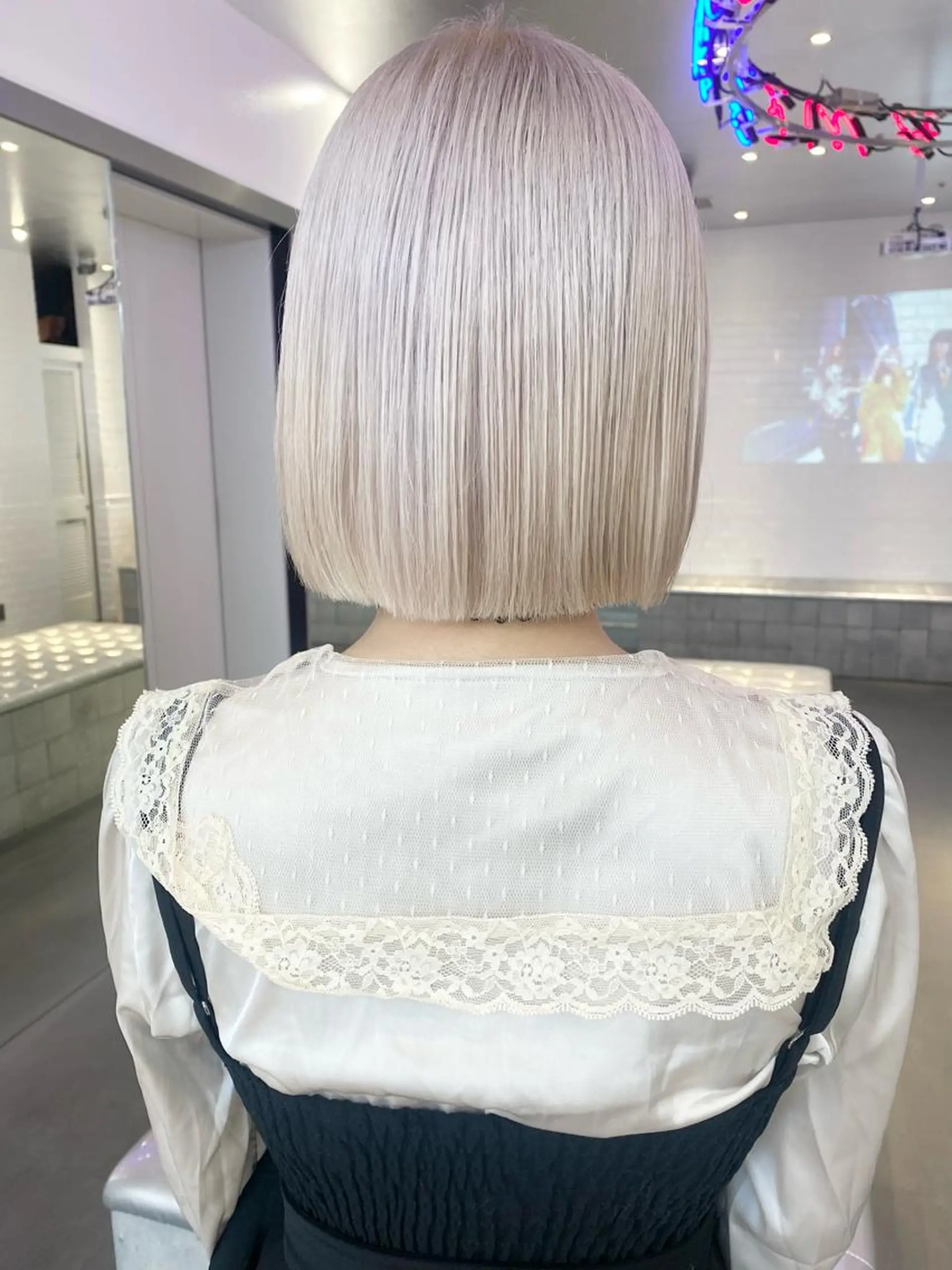 ミディアム パーマ ヘアアレンジ カット ヘアカラー 🎨ハイトーン/ 切りっぱなし みつきのヘアスタイル