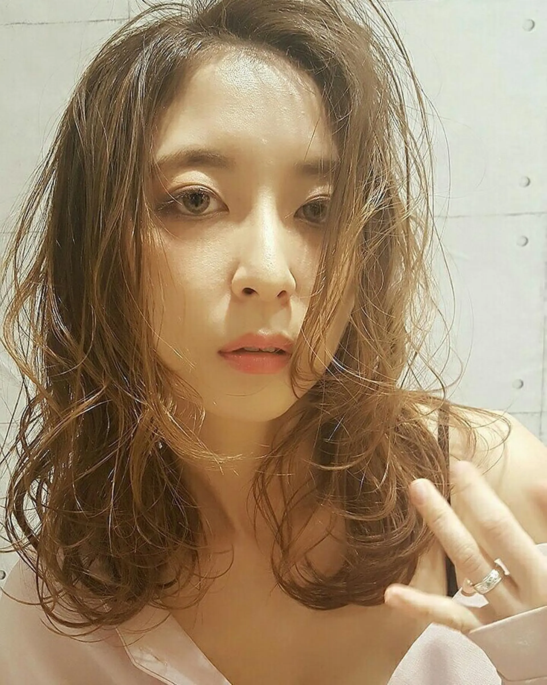 ミディアム カラー ヘアアレンジ ベージュカラー 秋山 幸太のヘアスタイル