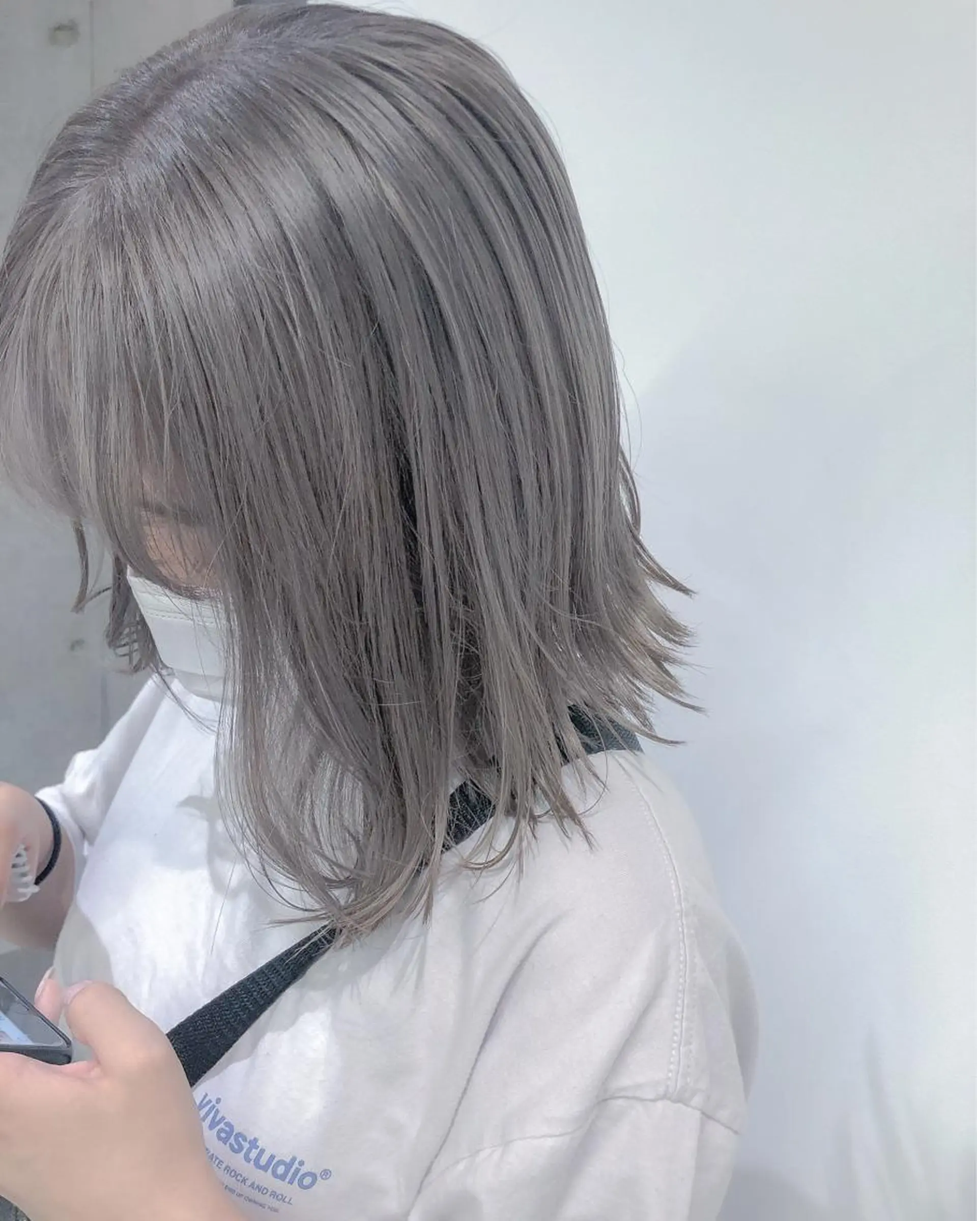 ミディアム カラー ヘアアレンジ アッシュ ブリーチ ケアブリーチ ハイトーンカラー シルバー rii-🩰 トレンド韓国ヘアのヘアスタイル