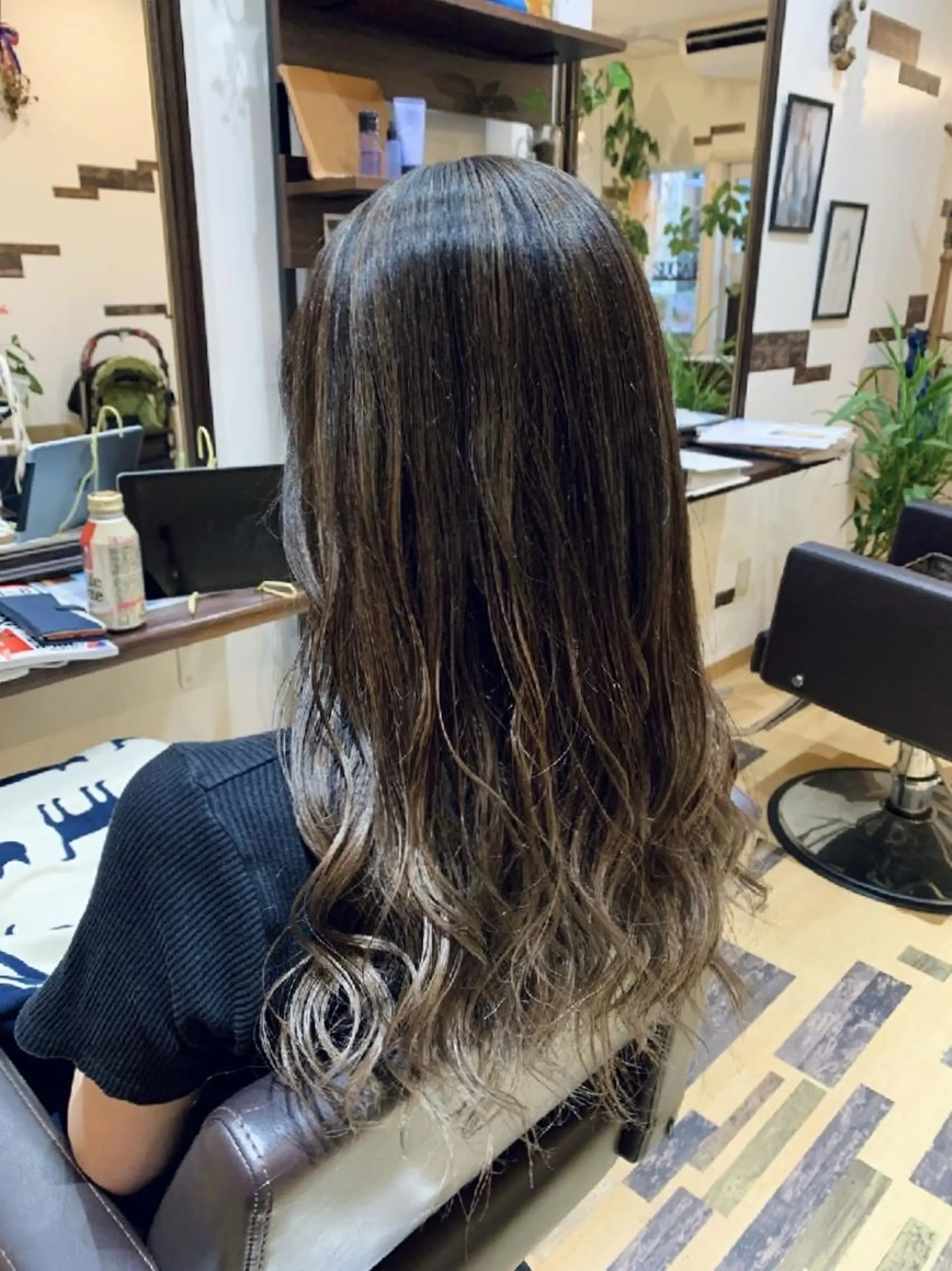 ロング カラー ベージュカラー グラデーションカラー ハイライトカラー ミルクティーベージュ ハイライト ヘアカラー SUGAR所属・サトウ シューイチのヘアスタイル