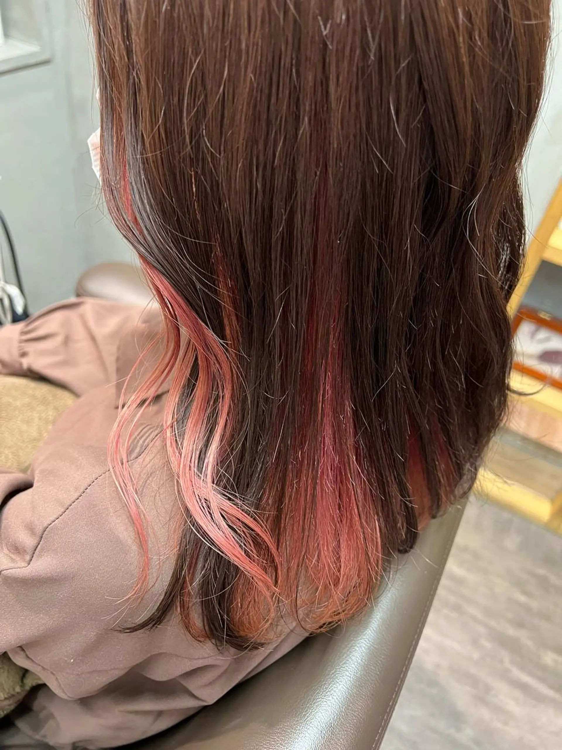 ミディアム カラー ヘアアレンジ ブリーチ ハイトーンカラー インナーカラー ピンクカラー サナ🌱 切りっぱなしボブのヘアスタイル