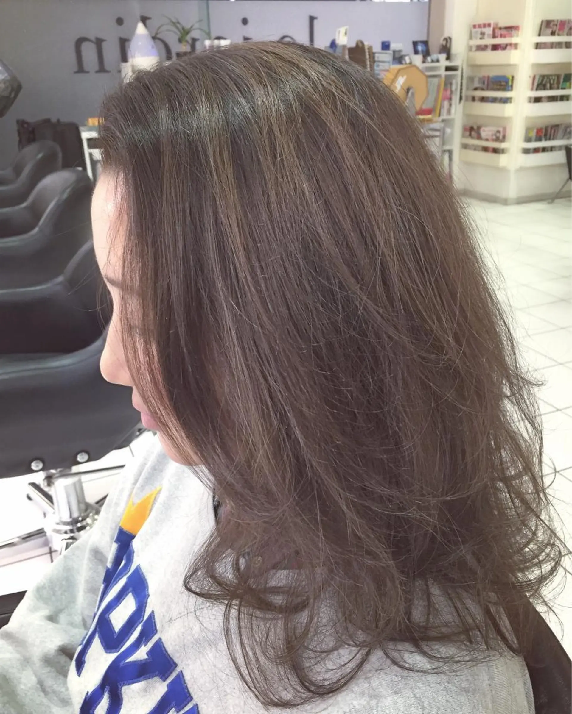 ミディアム セミロング カラー グレージュ かきあげバング 青木 茂樹⭐️ 透明感カラーのヘアスタイル