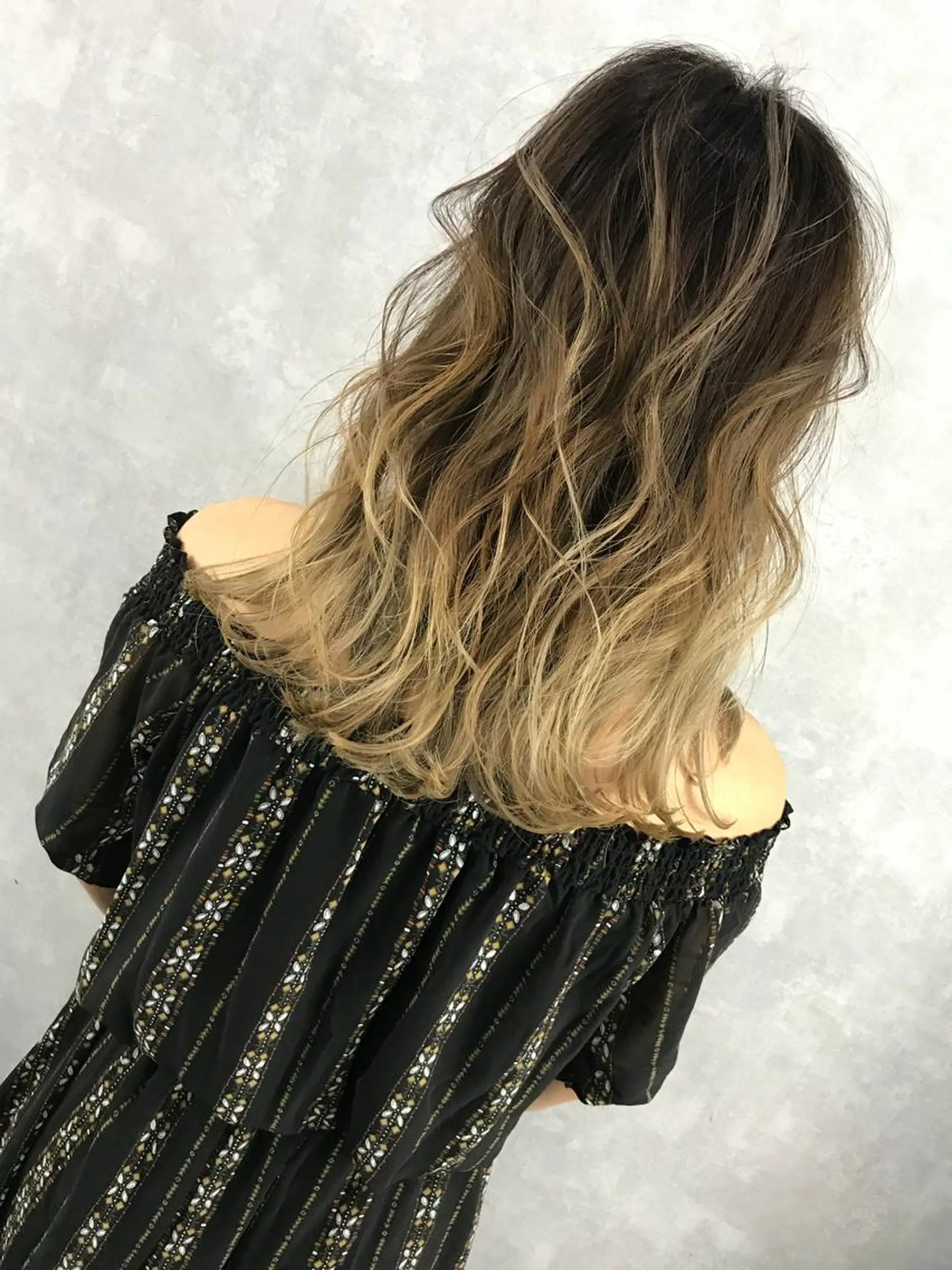 ミディアム カラー ベージュカラー TOMOYAレイヤー ブリーチ縮毛矯正のヘアスタイル