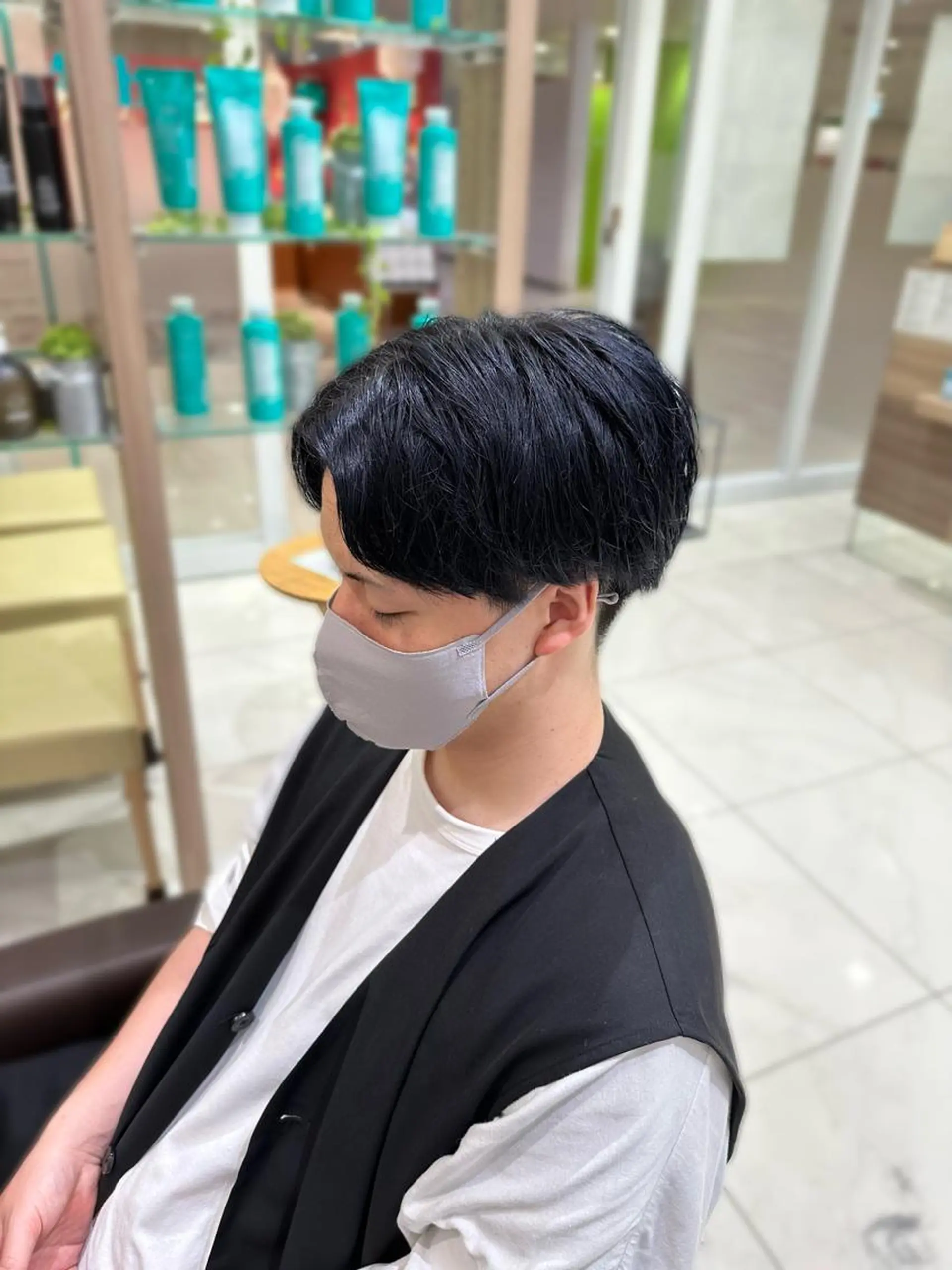 ショート カラー メンズ センターパート 黒髪 ブルーカラー ブルーブラック カット ヘアカラー 渡邉 理央のヘアスタイル