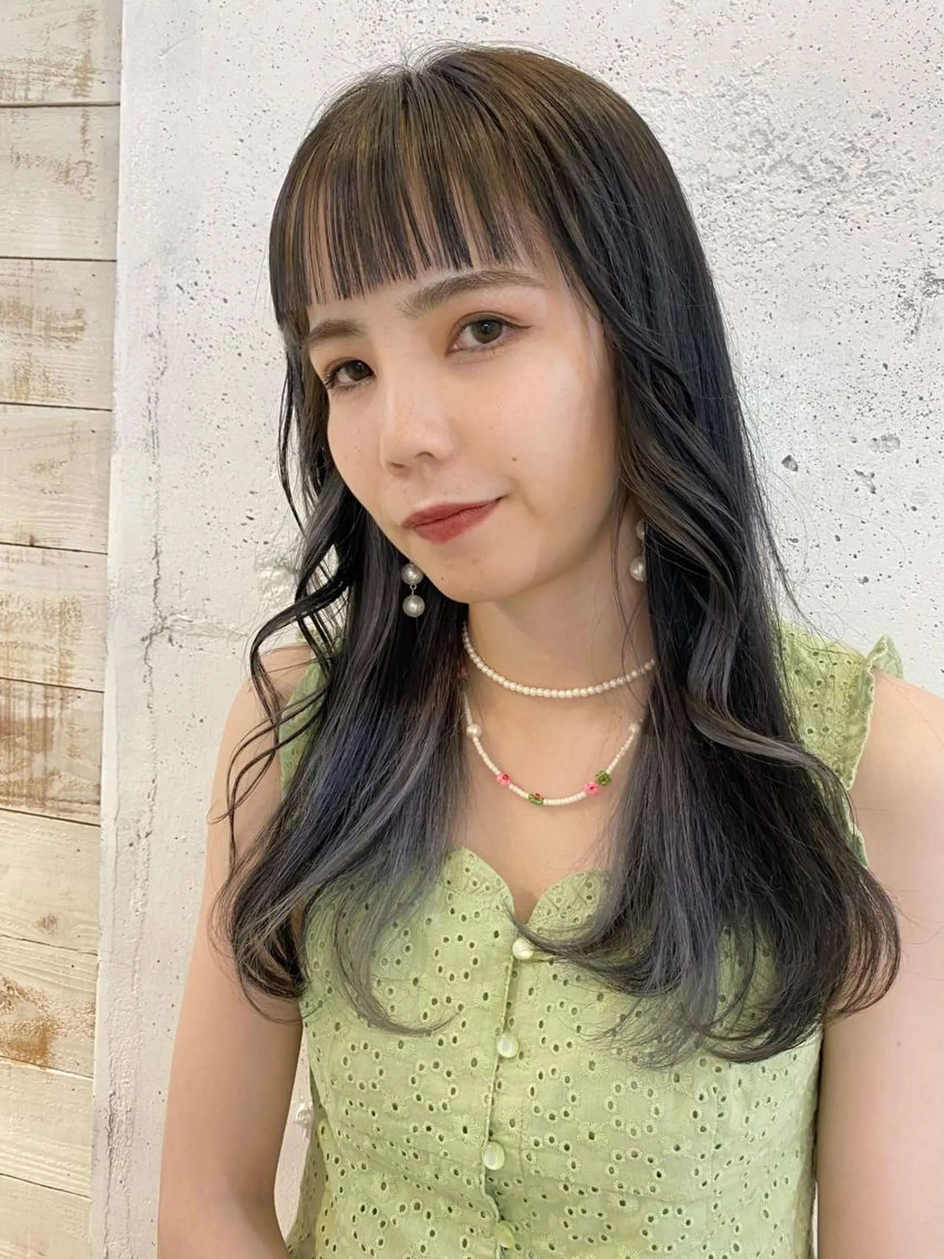 ロング カラー インナーカラー ブリーチなしカラー レイヤーカットのヘアスタイル