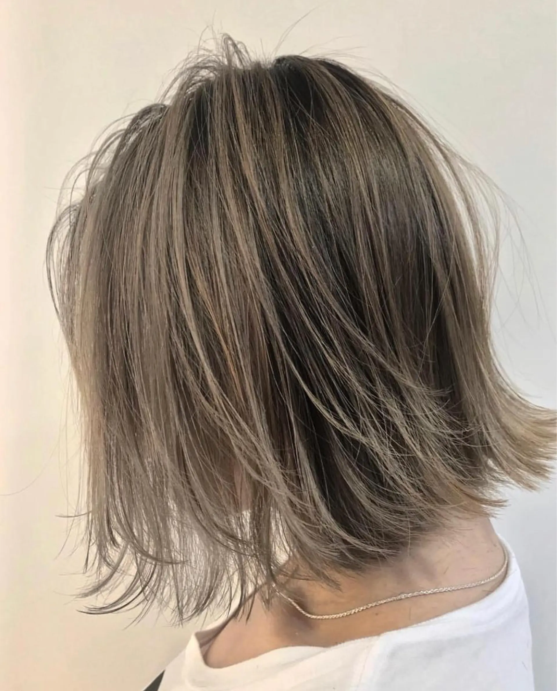 ショート カラー ベージュカラー ミルクティーベージュ ブリーチ無しカラー 👑店長　平松　由のヘアスタイル