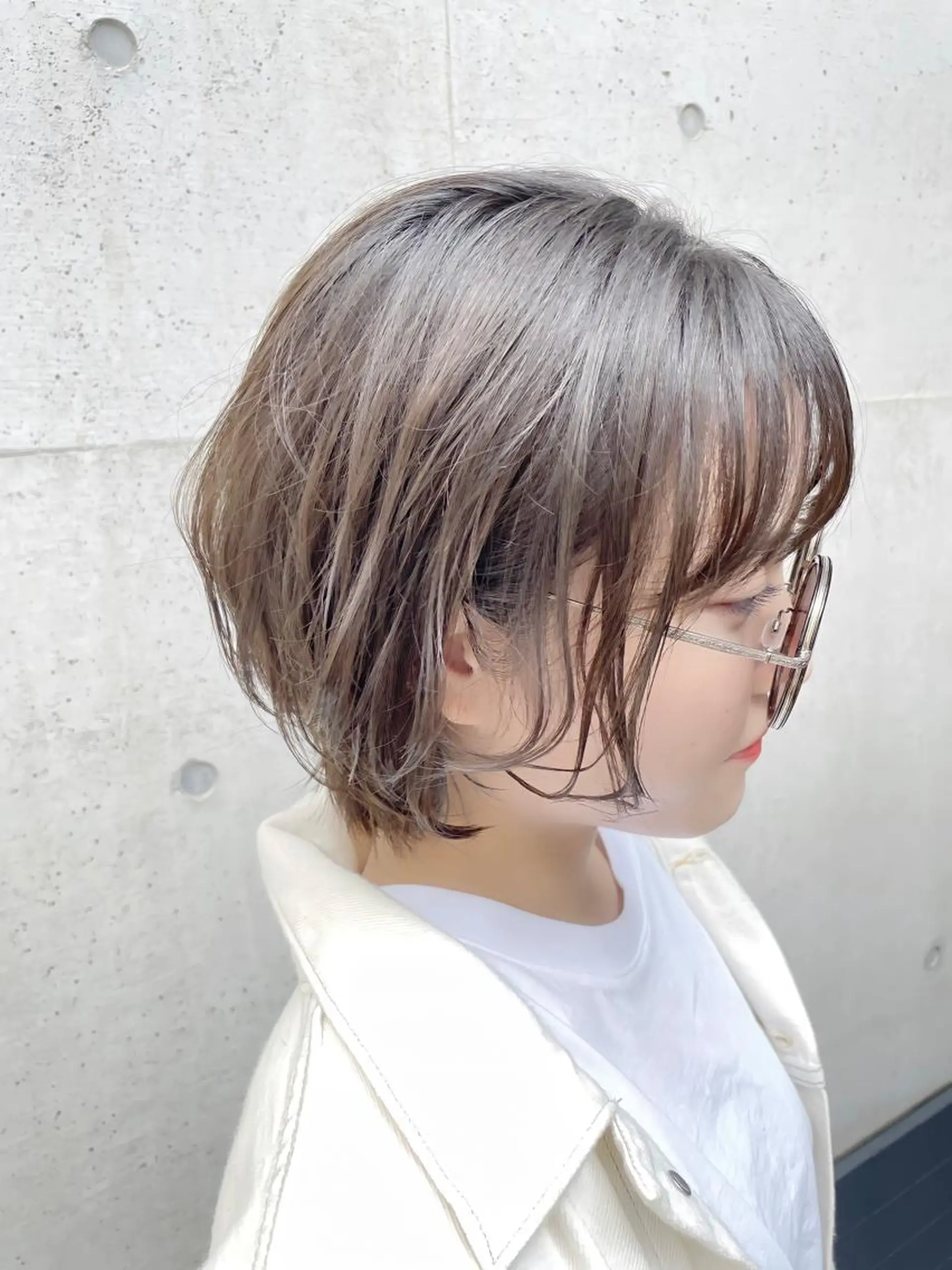 ショート カラー パーマ ベージュカラー ブリーチ 透明感カラー フォギーベージュ ブリーチなしカラー BEBE所属・ブリーチなし 透明感カラーKANAのヘアスタイル