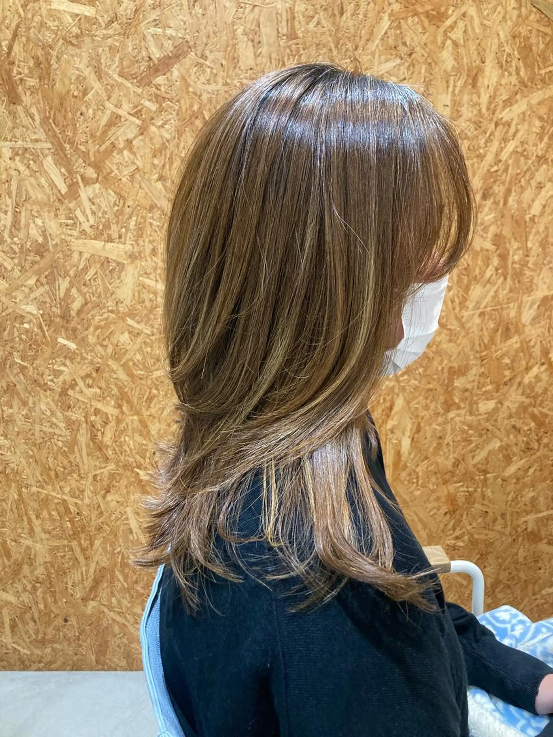 セミロング レイヤーカット 折本 沙織のヘアスタイル